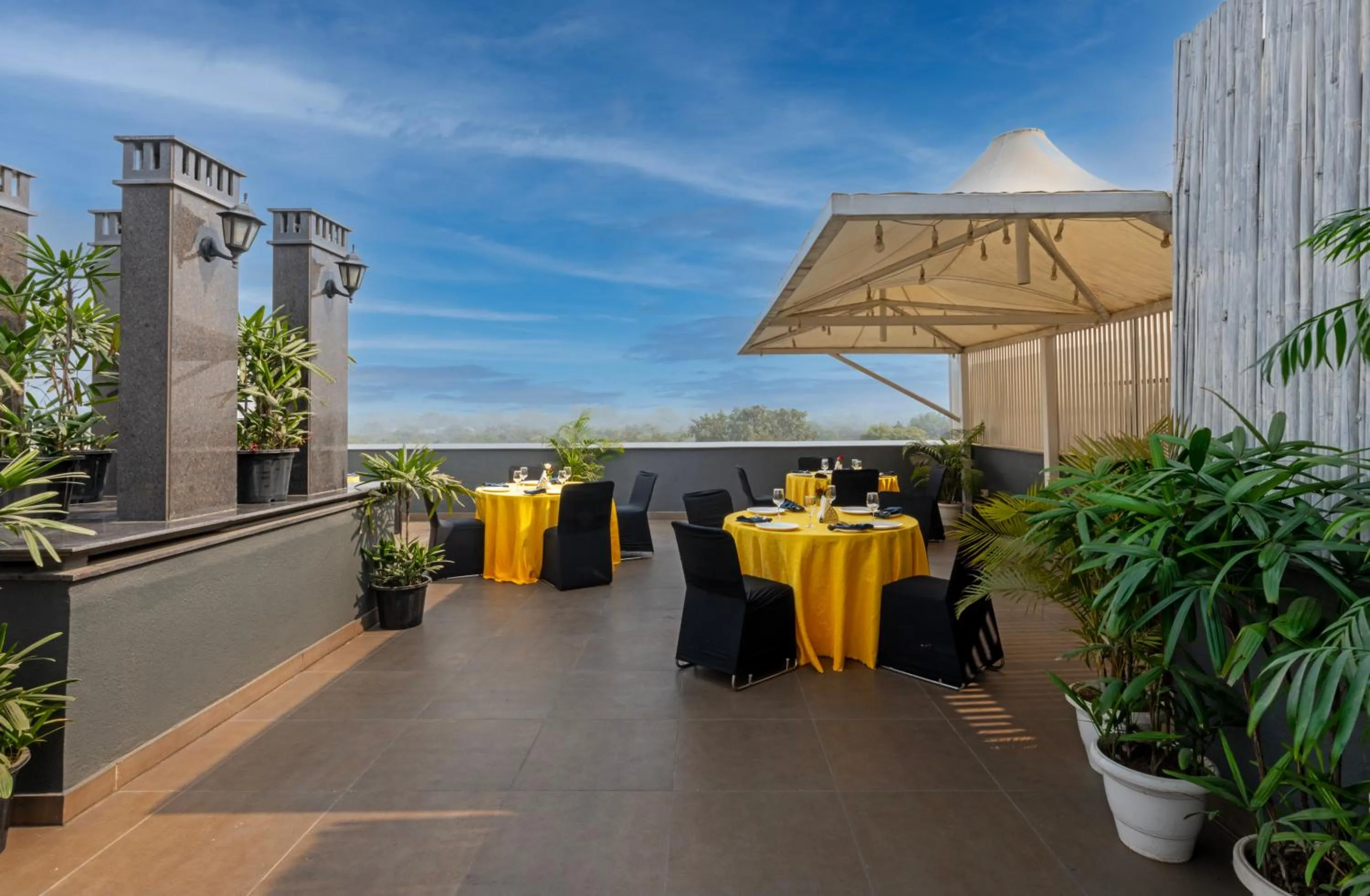 Restaurant/places to eat in Hotel Saket 27