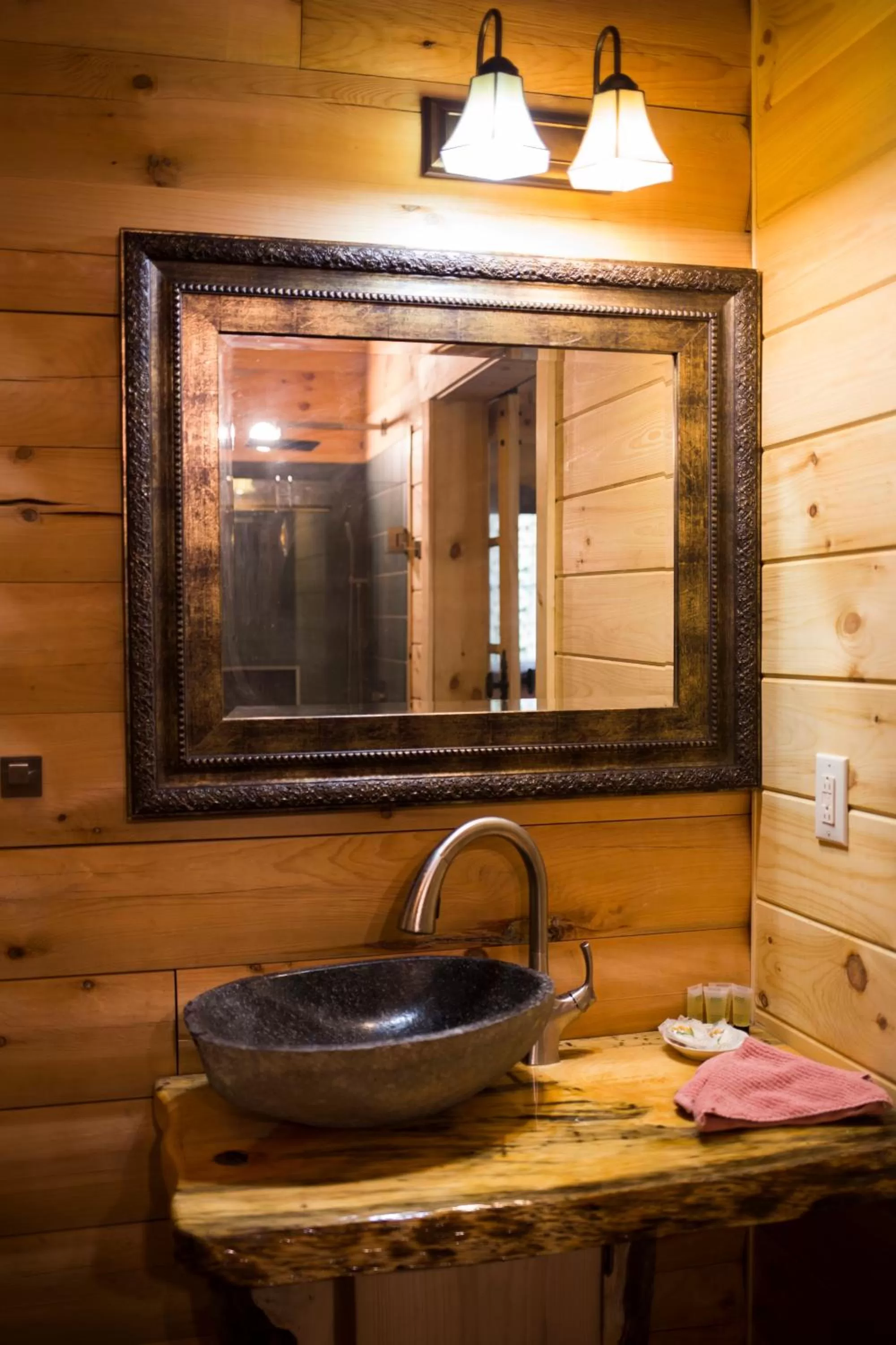 Bathroom in Log Country Inn Bed and Breakfast of Ithaca