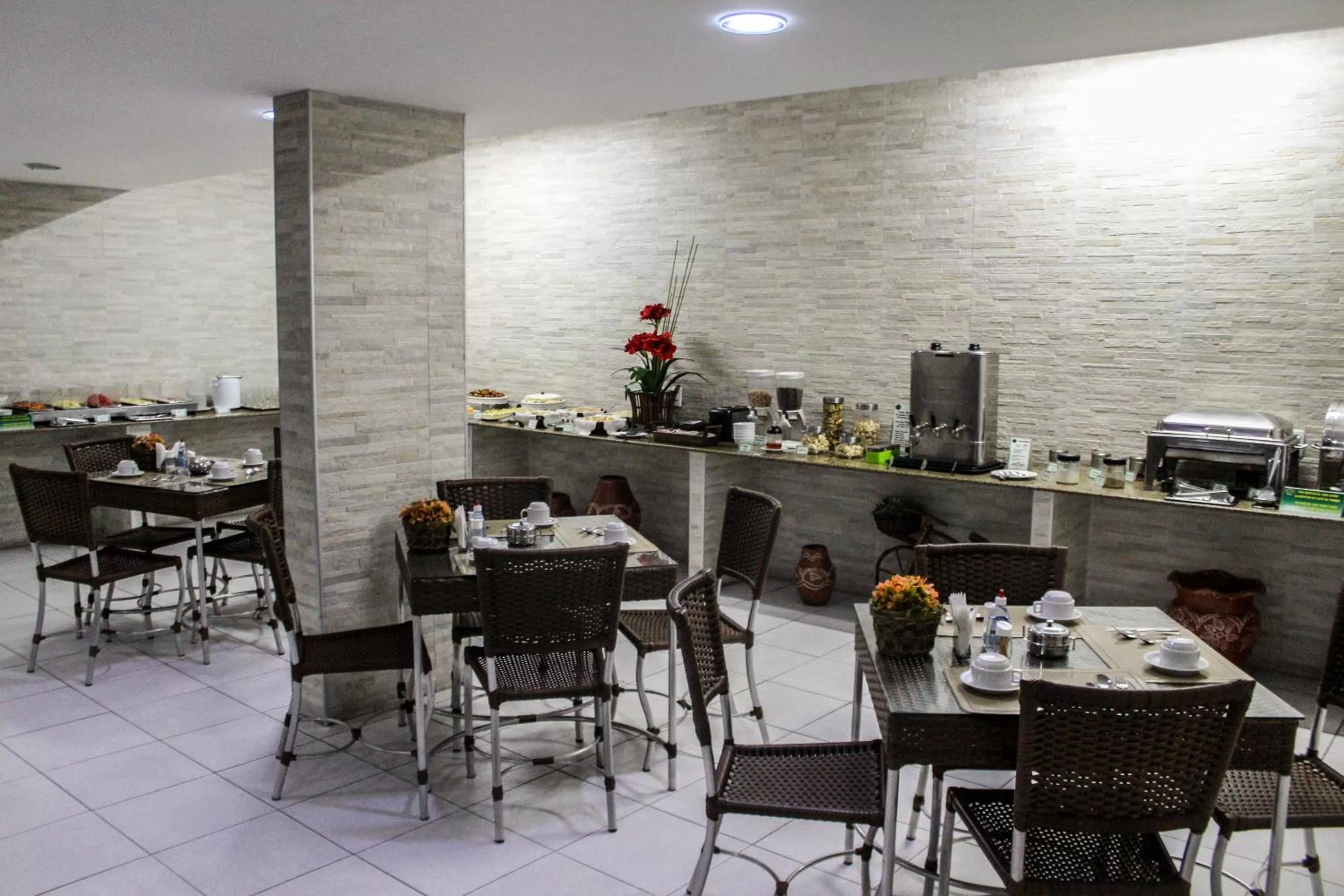 Restaurant/places to eat in Abrolhos Praia Hotel