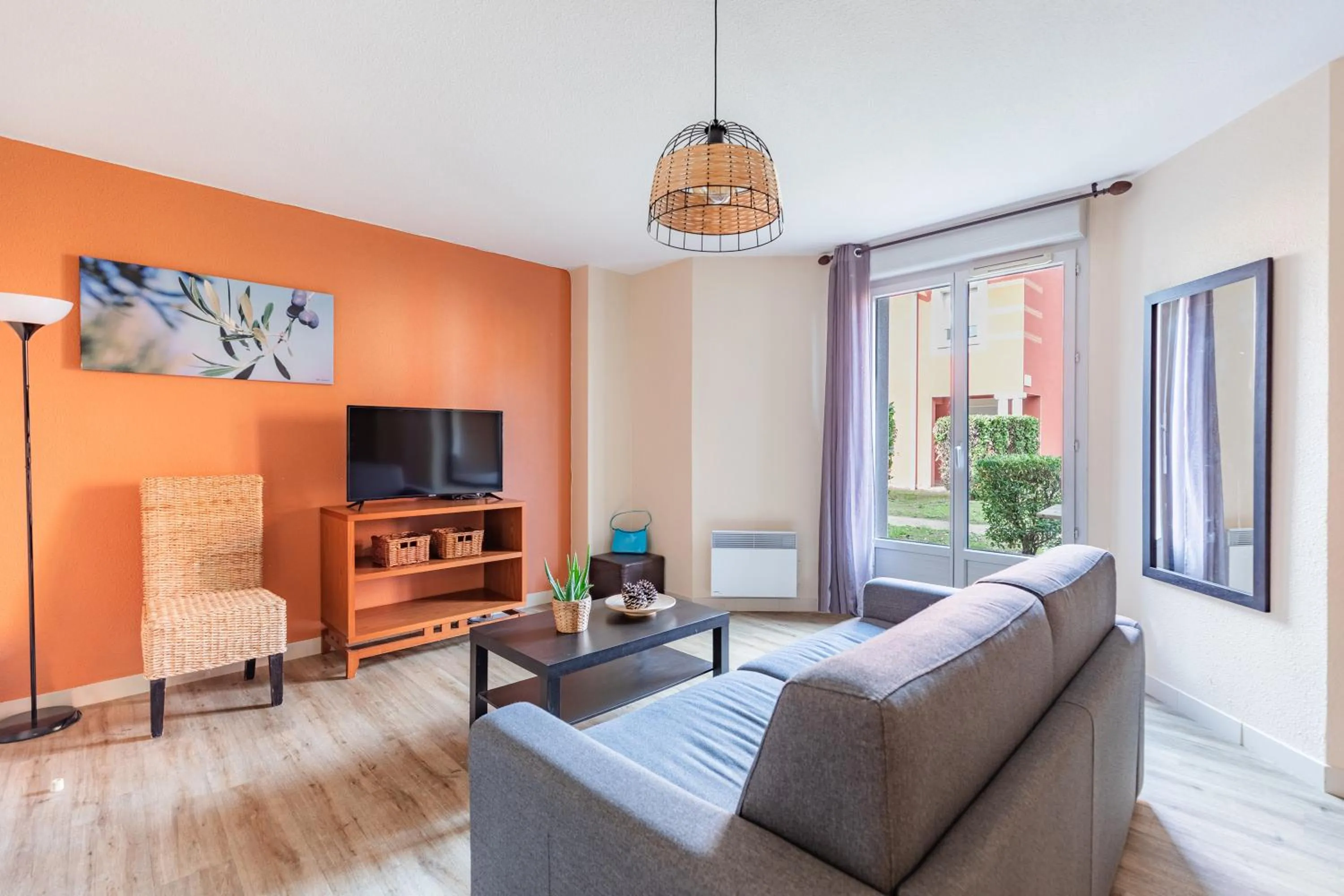 TV and multimedia in Appart'City Classic Toulouse Saint-Simon