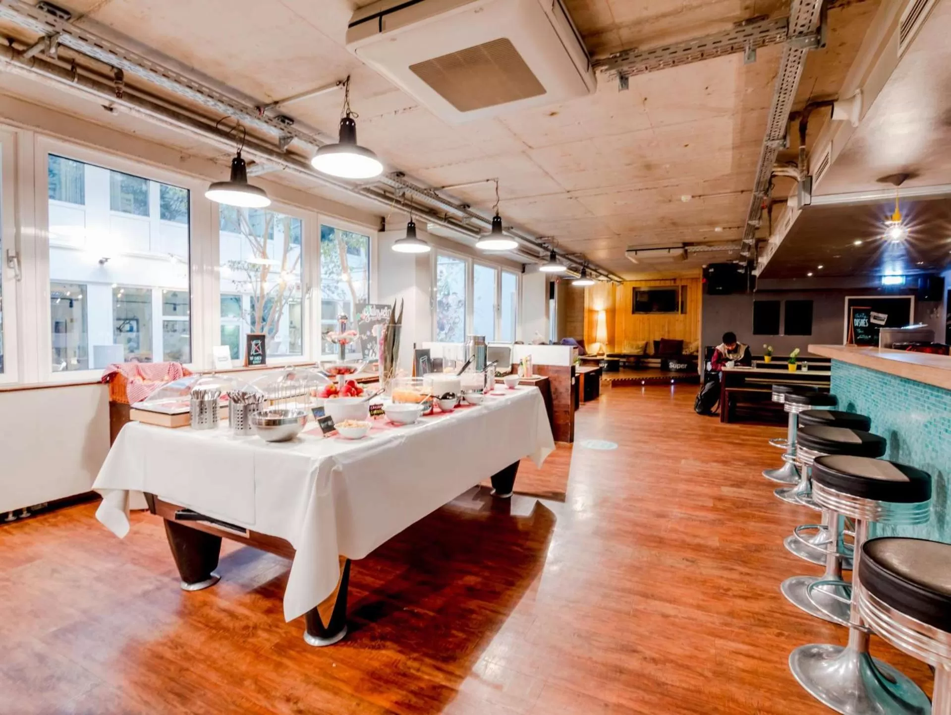 Buffet breakfast in Wombat's City Hostel Munich Hauptbahnhof