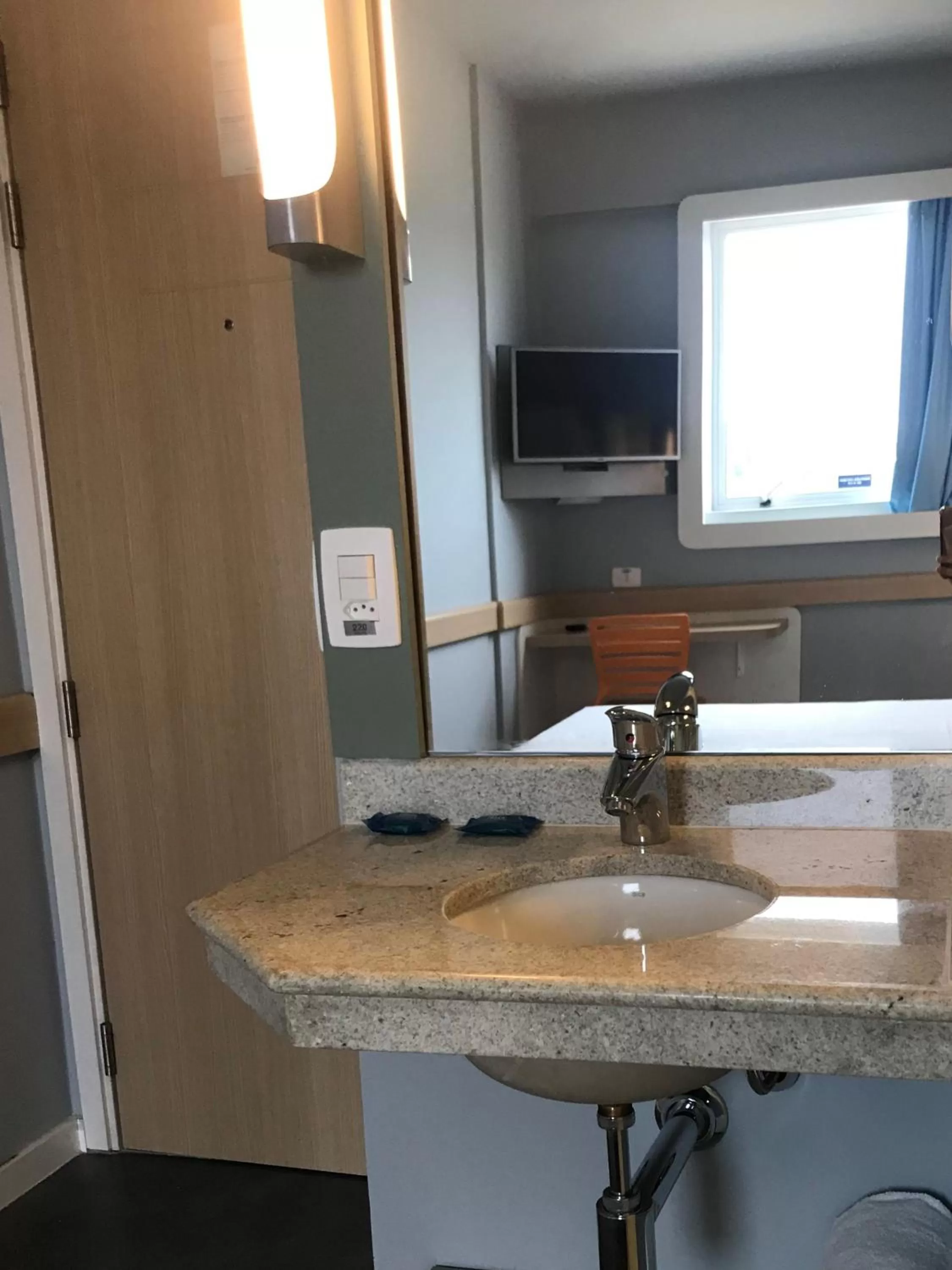 Bathroom in ibis budget Parauapebas