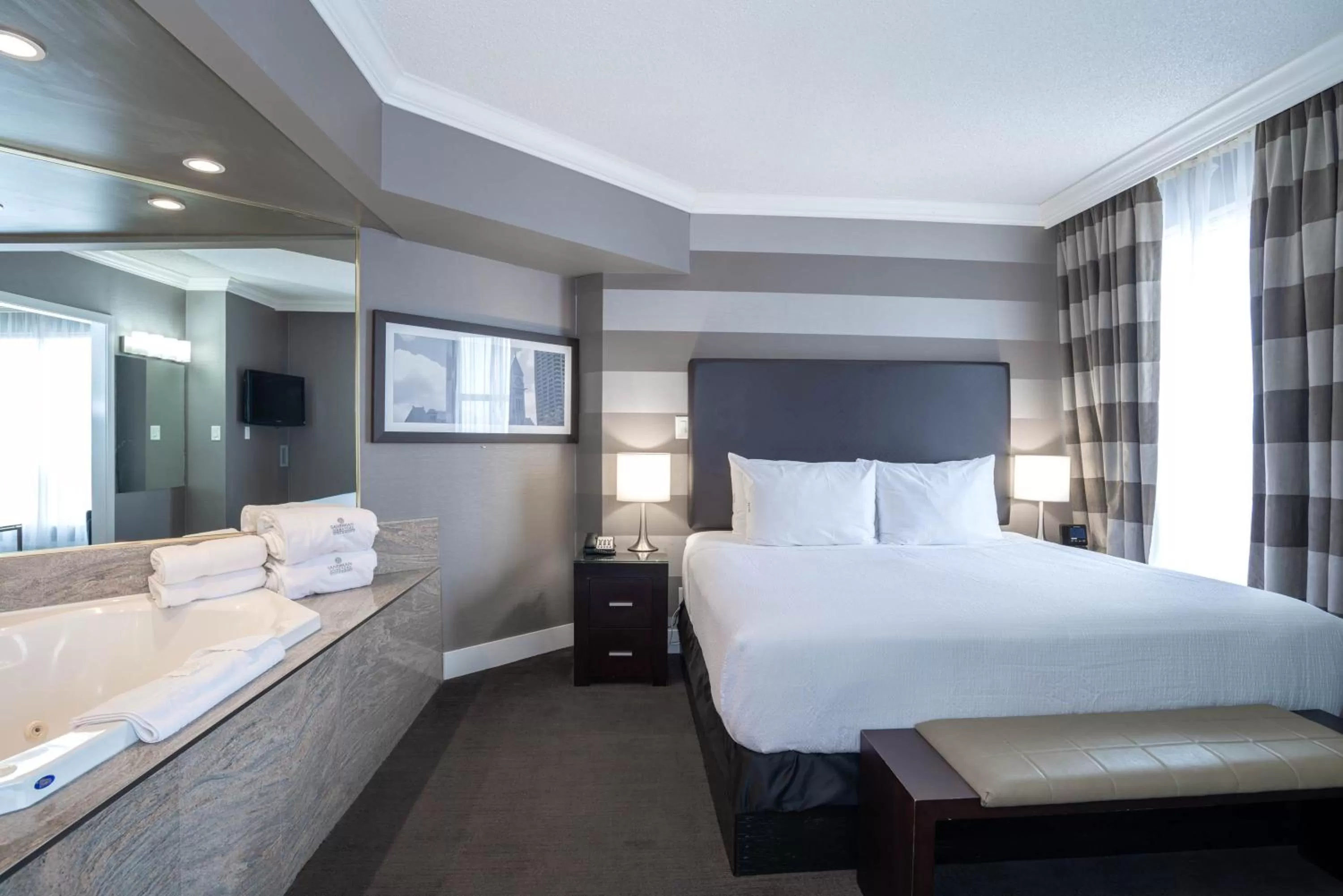 Jacuzzi Suite, 1 King Bed, Sofa Bed in Sandman Signature Mississauga Hotel