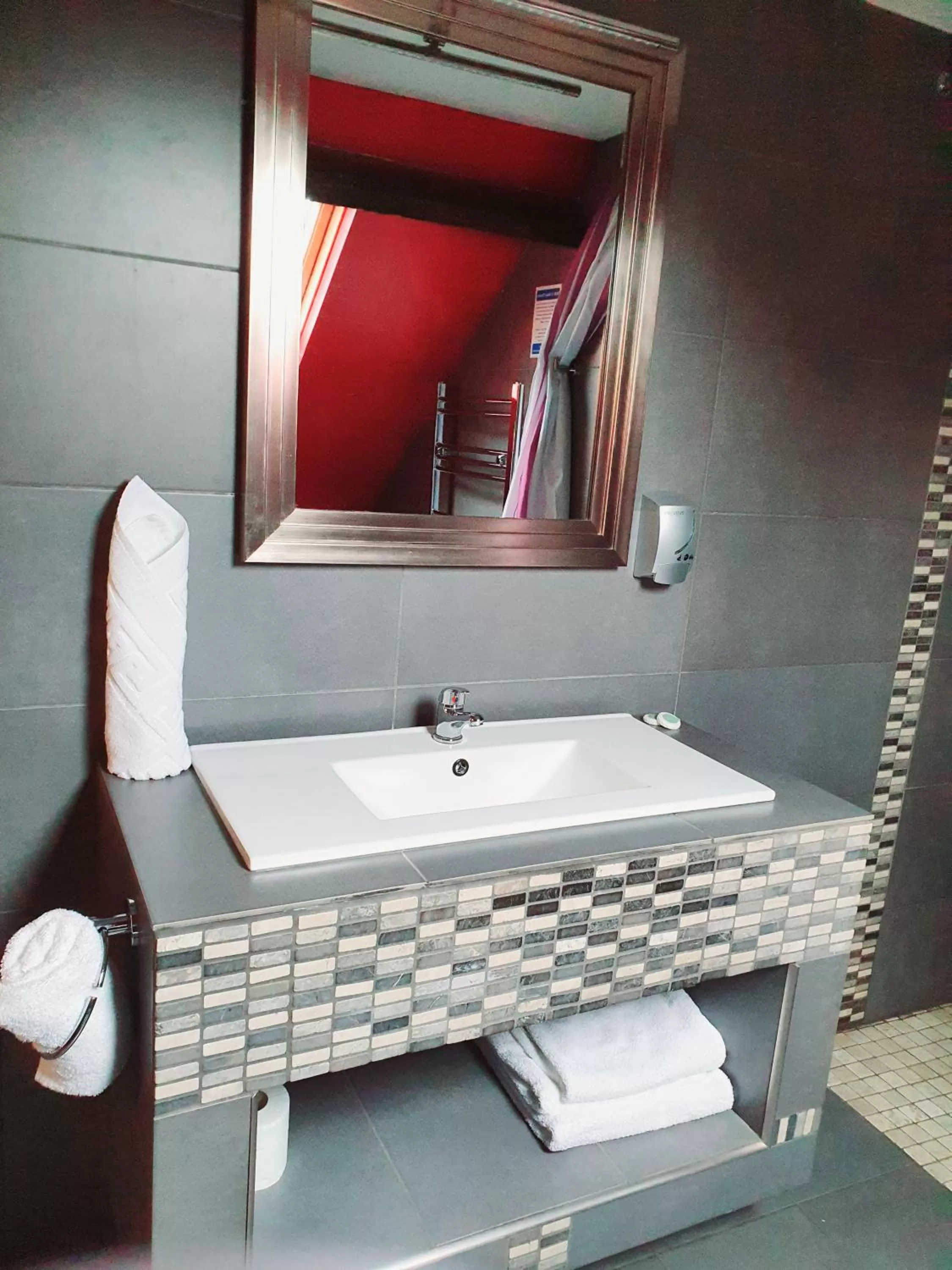 Bathroom in Bennetts Hotel