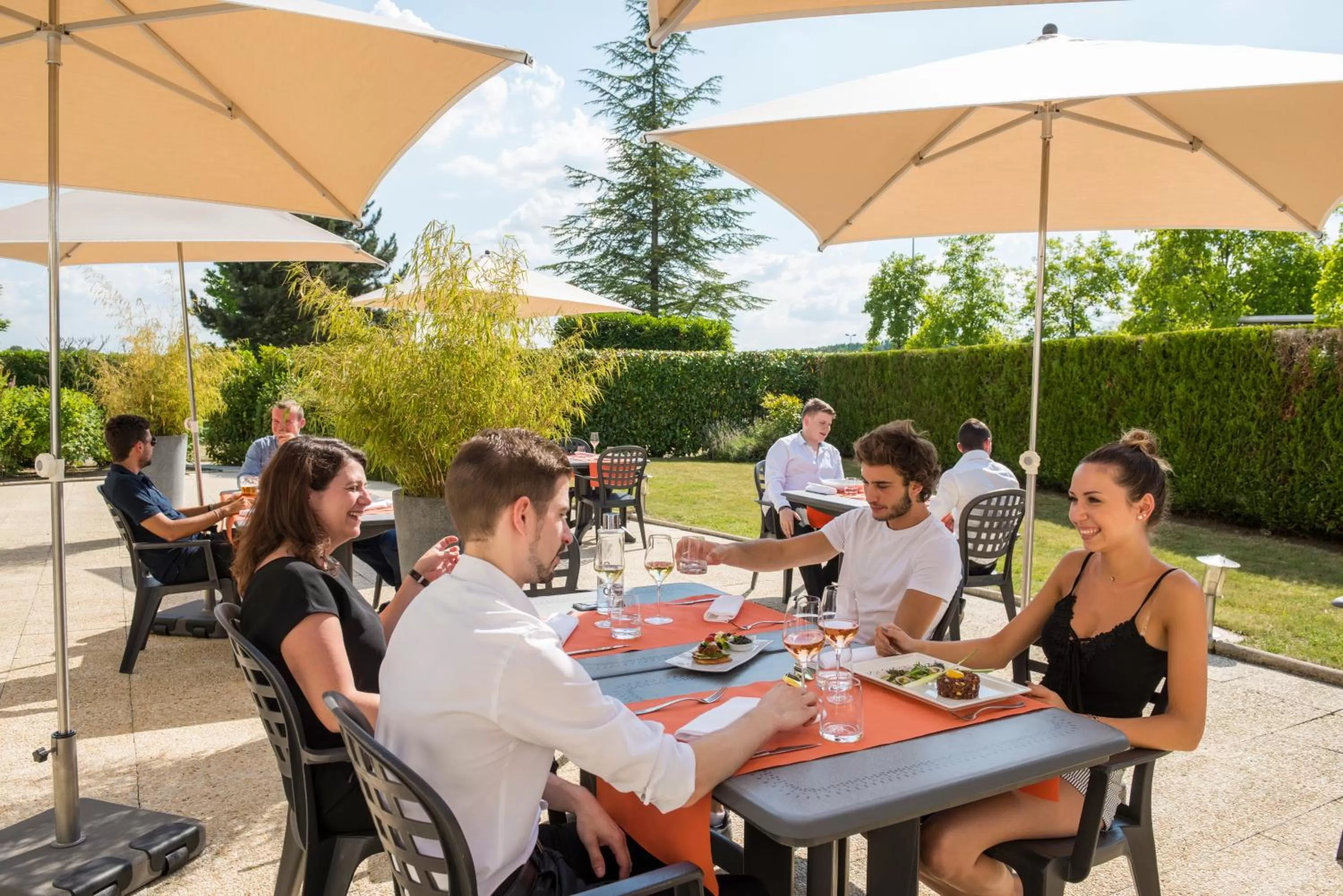 Patio in Mercure Compiègne Sud