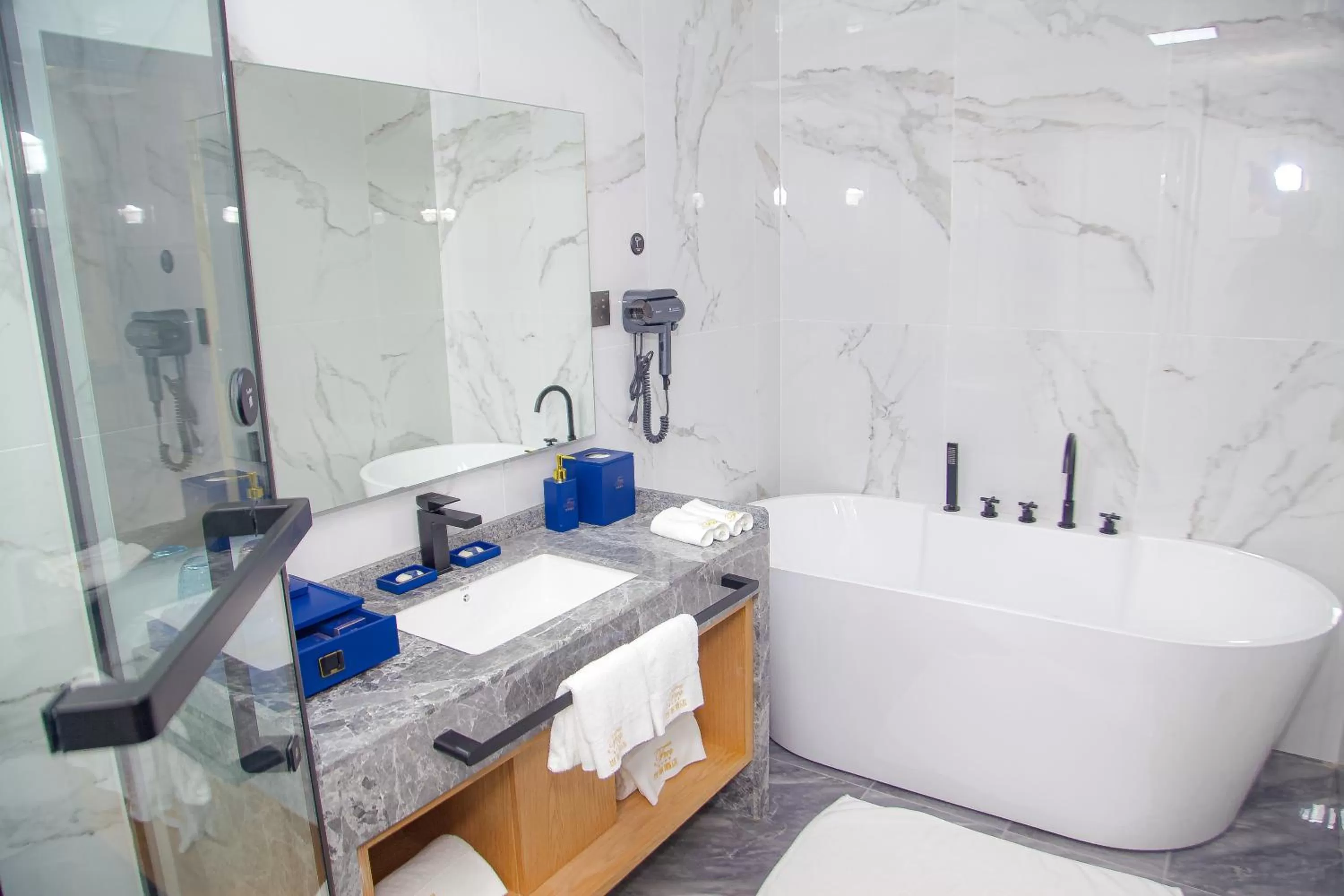 Bathroom in Hôtel FAMILLE MONDIALE