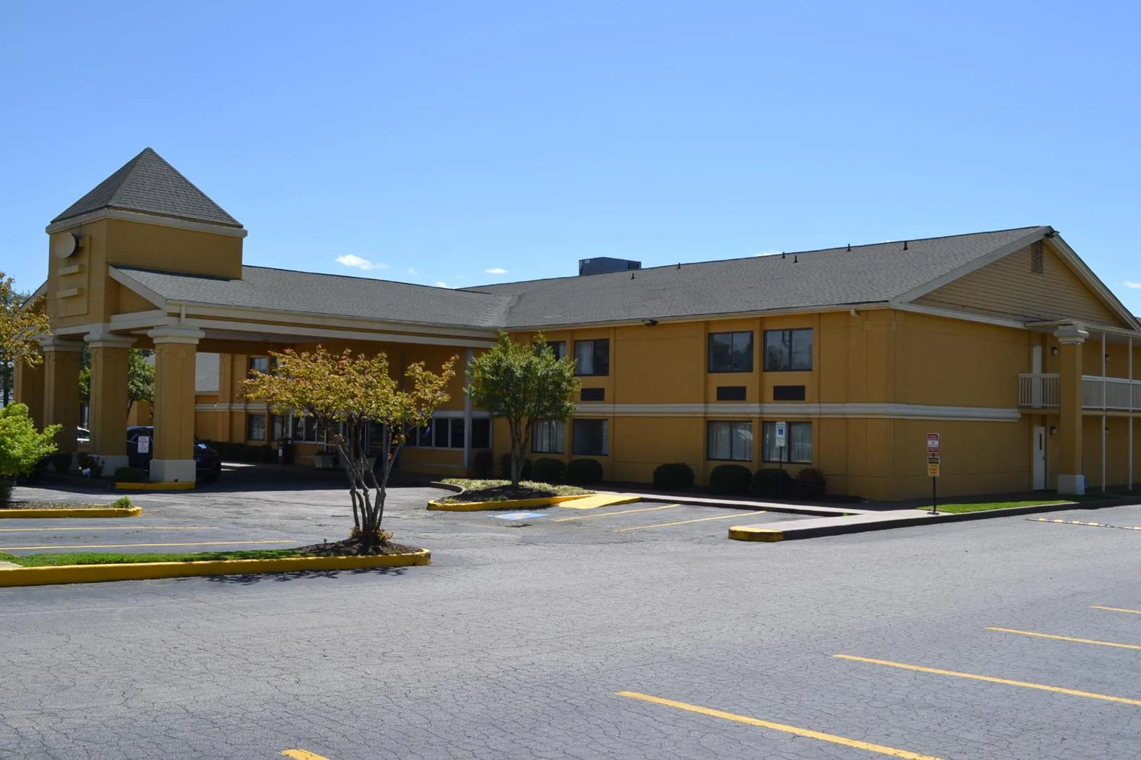 Property Building in Econo Lodge and Suites