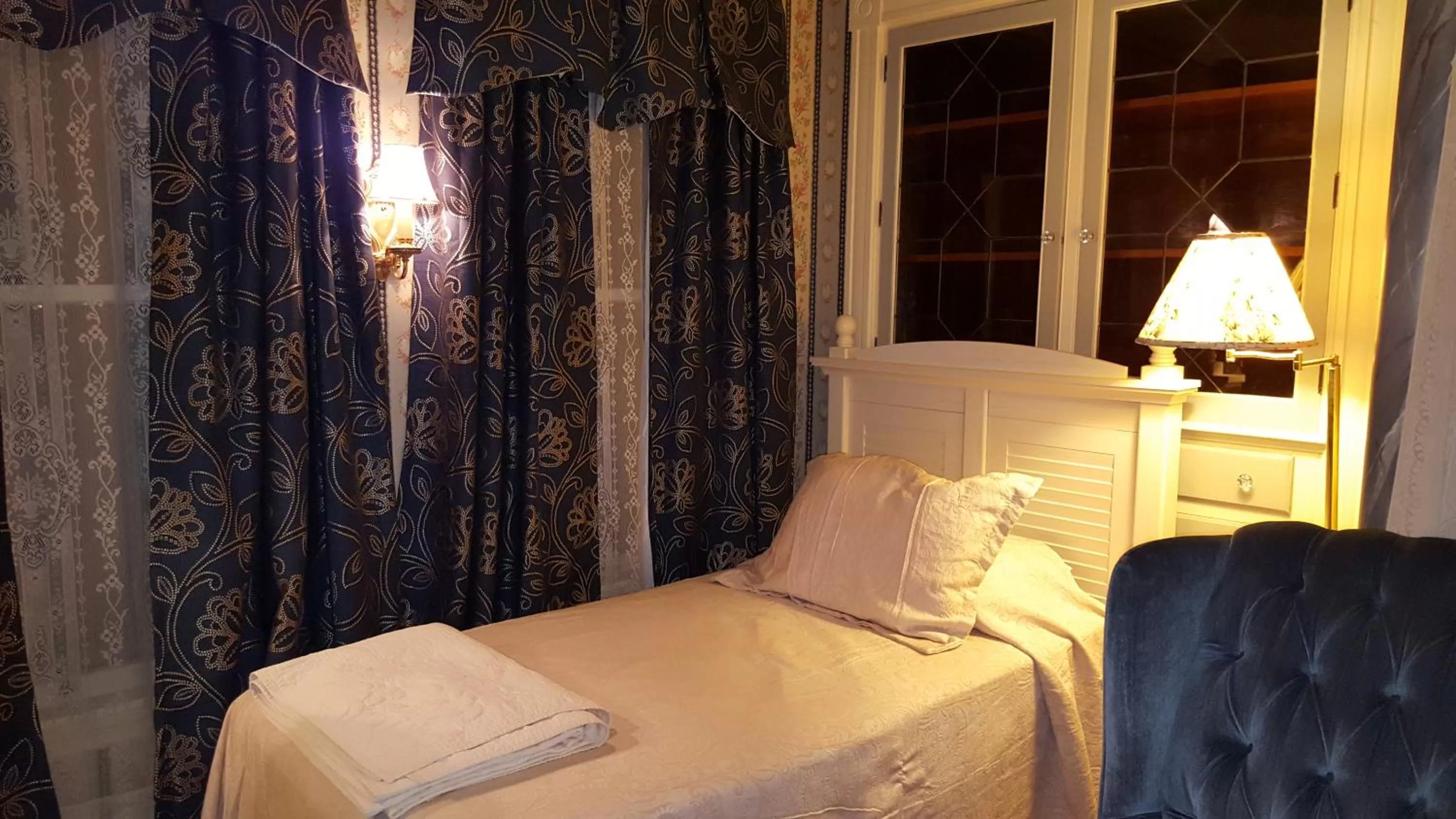 Bed in Holidae House Bed & Breakfast