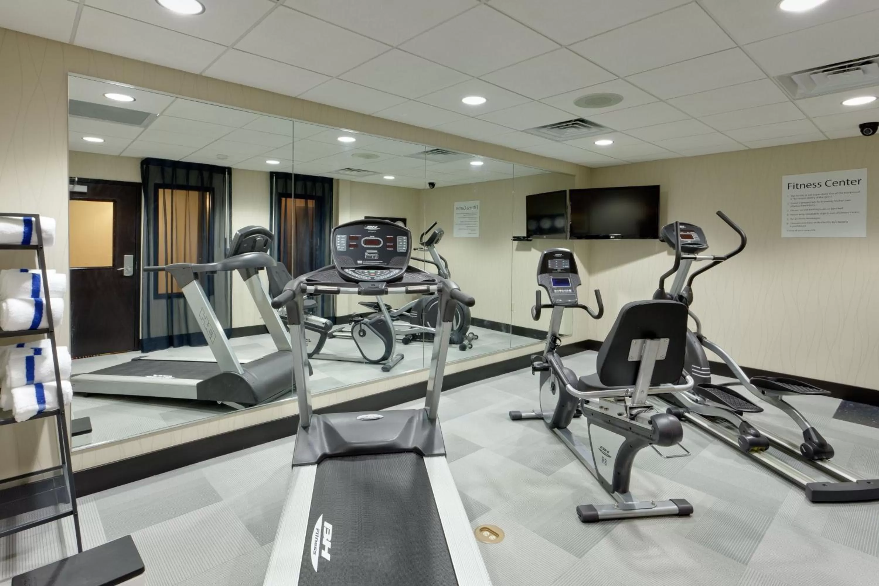 Fitness centre/facilities in Holiday Inn Express & Suites Northeast by IHG