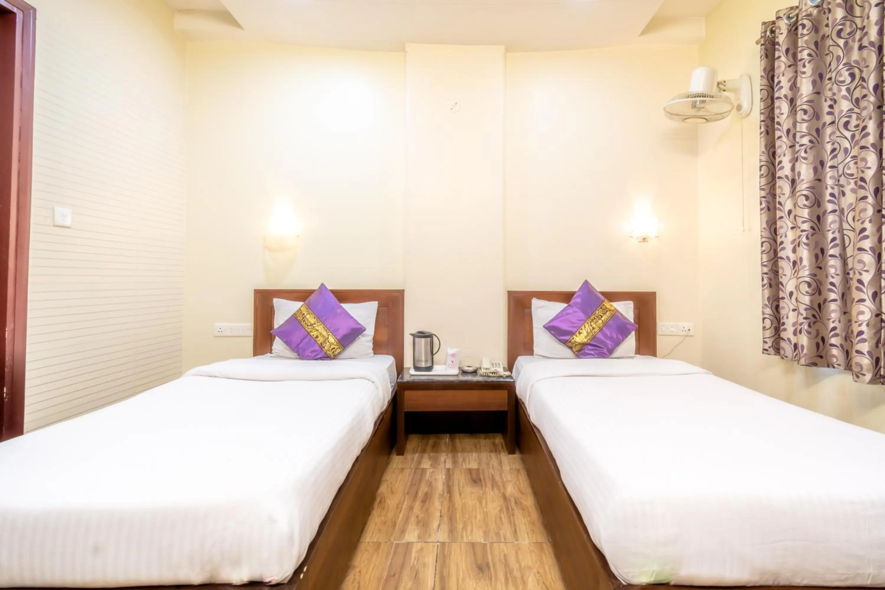 Bed in Hotel Sunday Inn