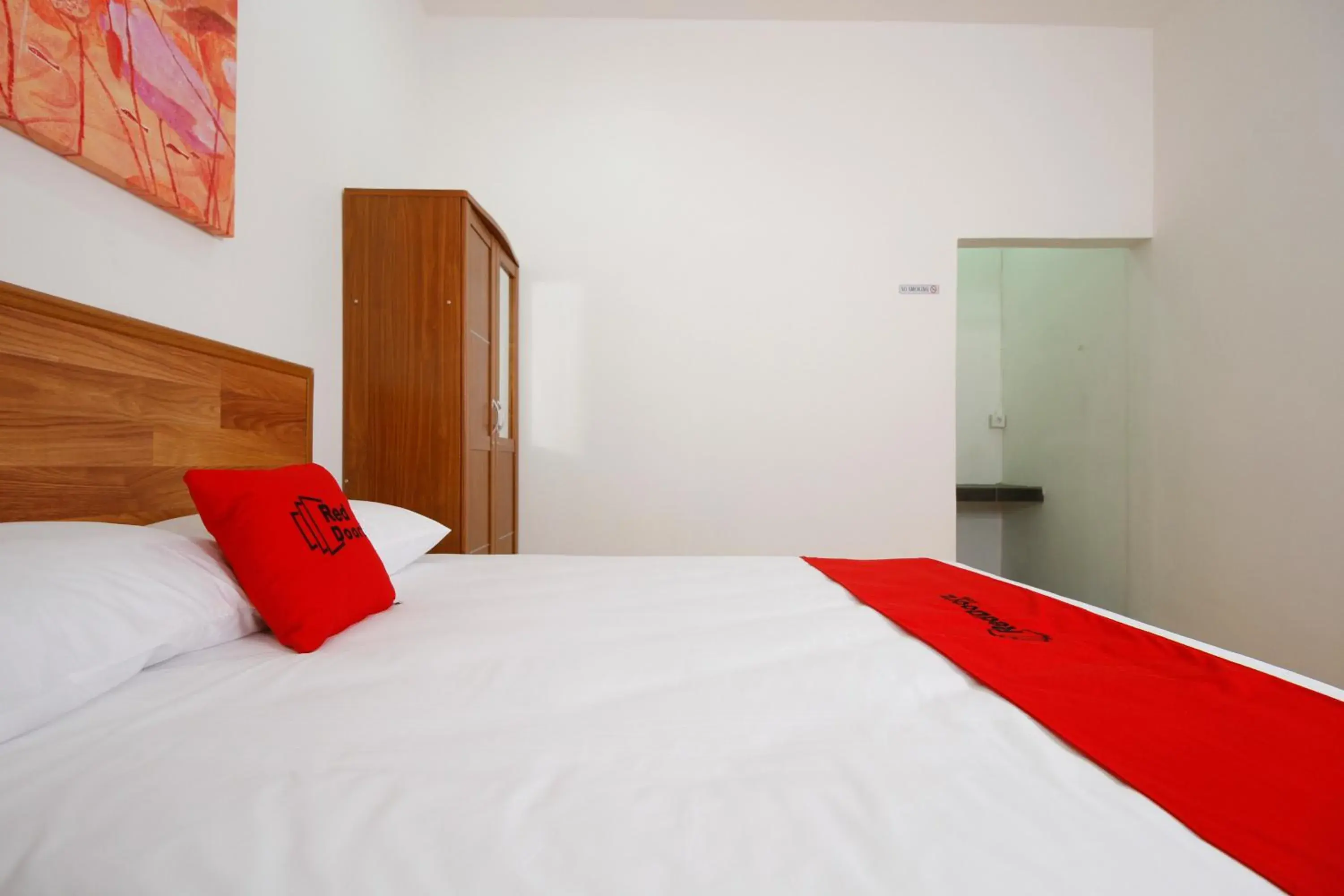 RedDoorz Double Room in RedDoorz Plus near Plaza Indonesia RedDoorz Double Room in RedDoorz Plus near Plaza Indonesia