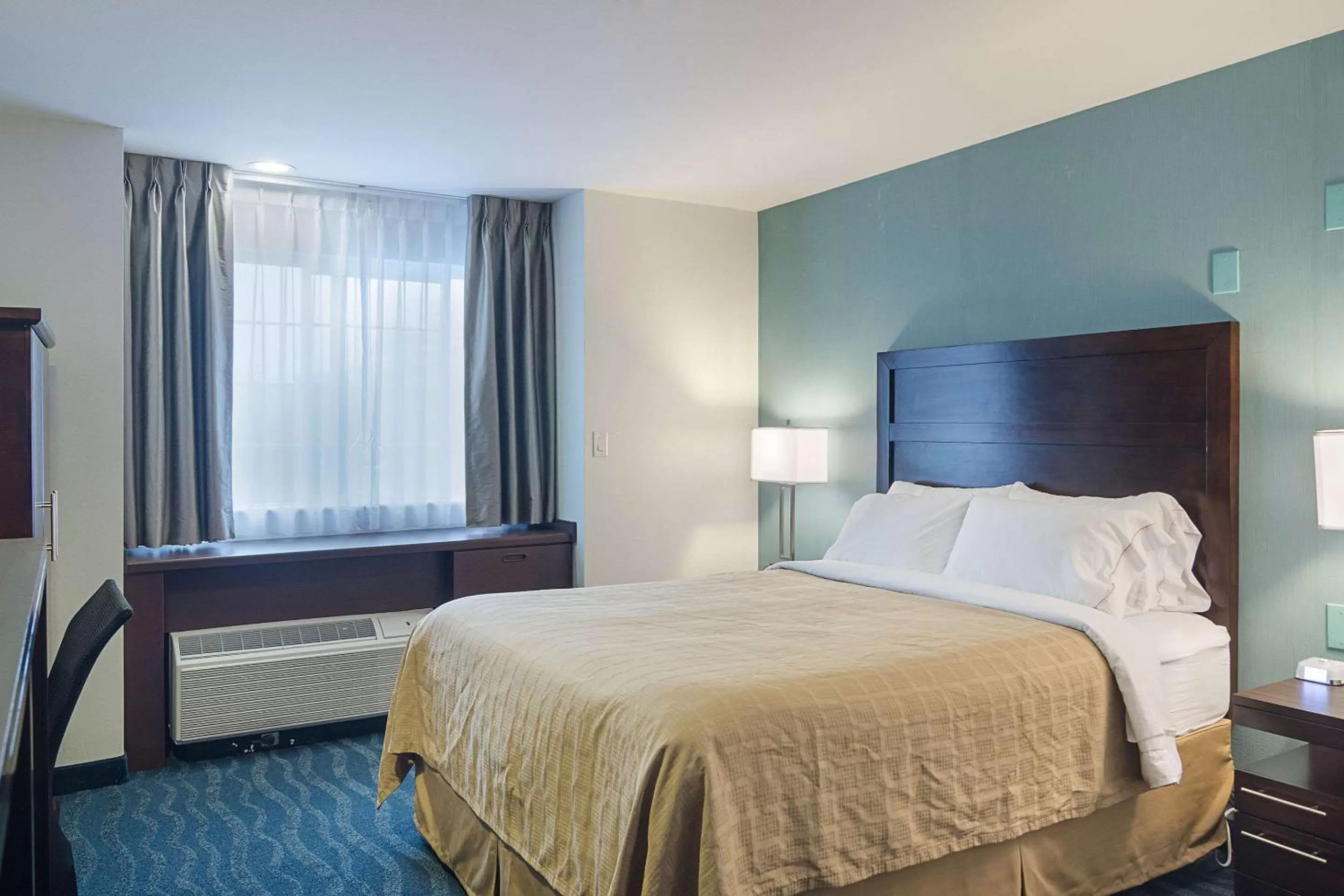 Photo of the whole room, Bed in Quality Inn Seaside Oregon Coast