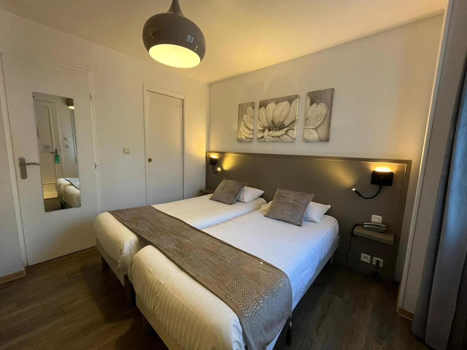 TV and multimedia, Bed in Cit'Hotel Le Cheval Blanc, Cognac Centre