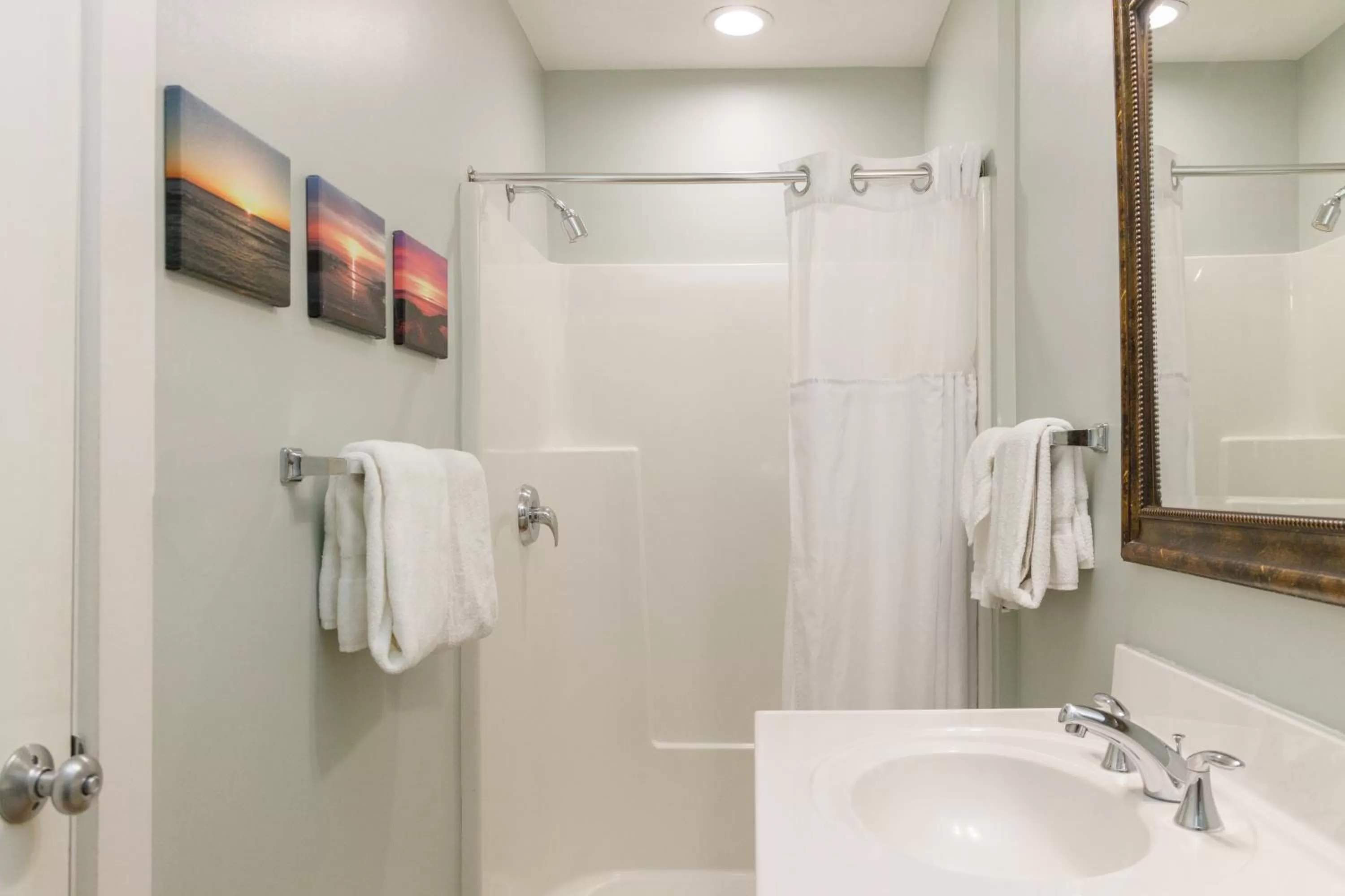 Bathroom in Admiral's Inn Resort