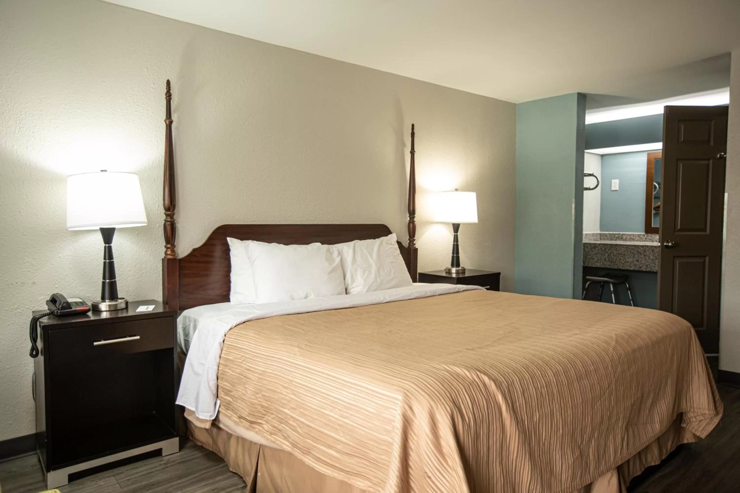 Photo of the whole room, Bed in Knights Inn Mount Airy