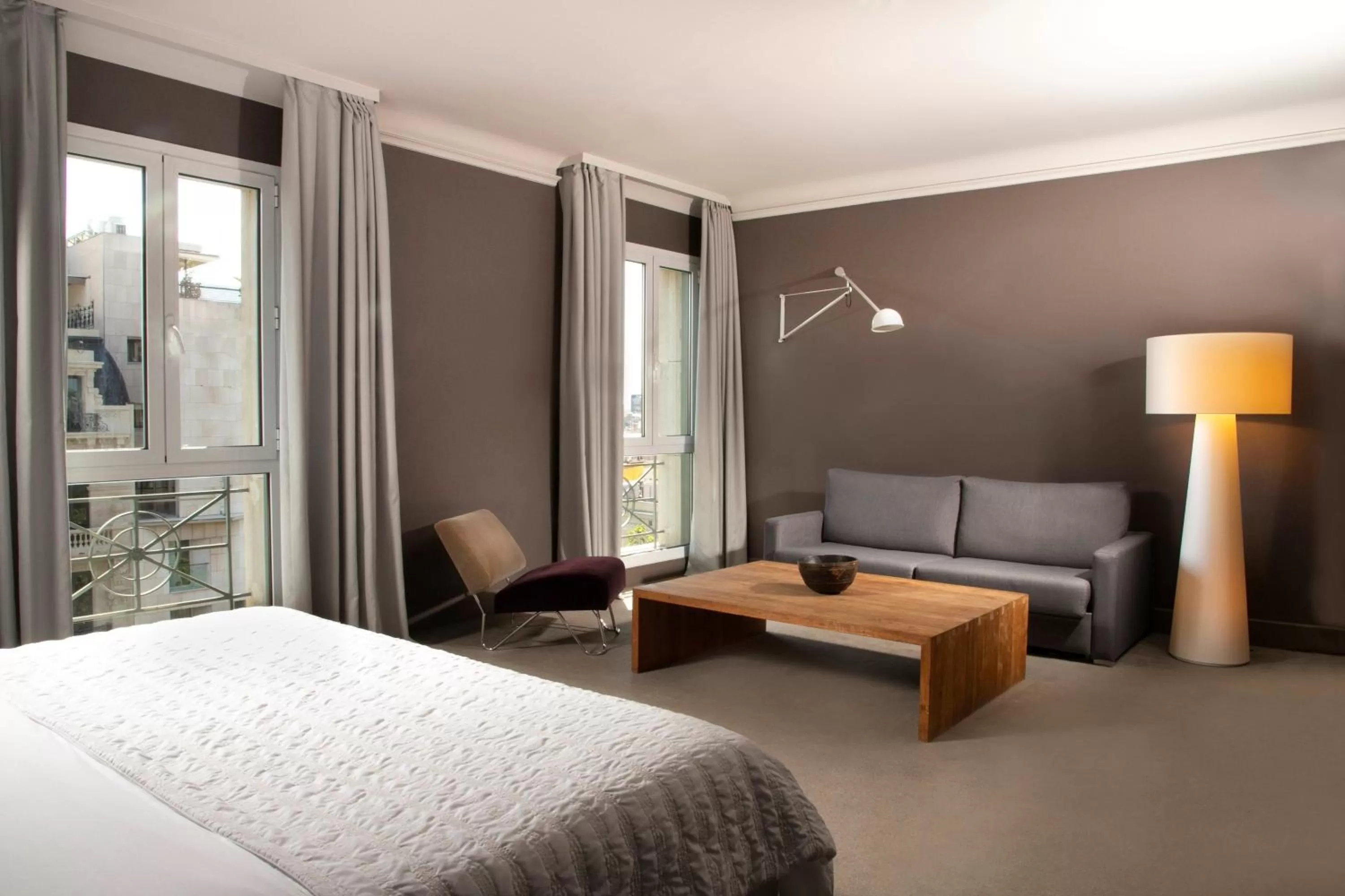 Photo of the whole room, Bed in Le Meridien Barcelona