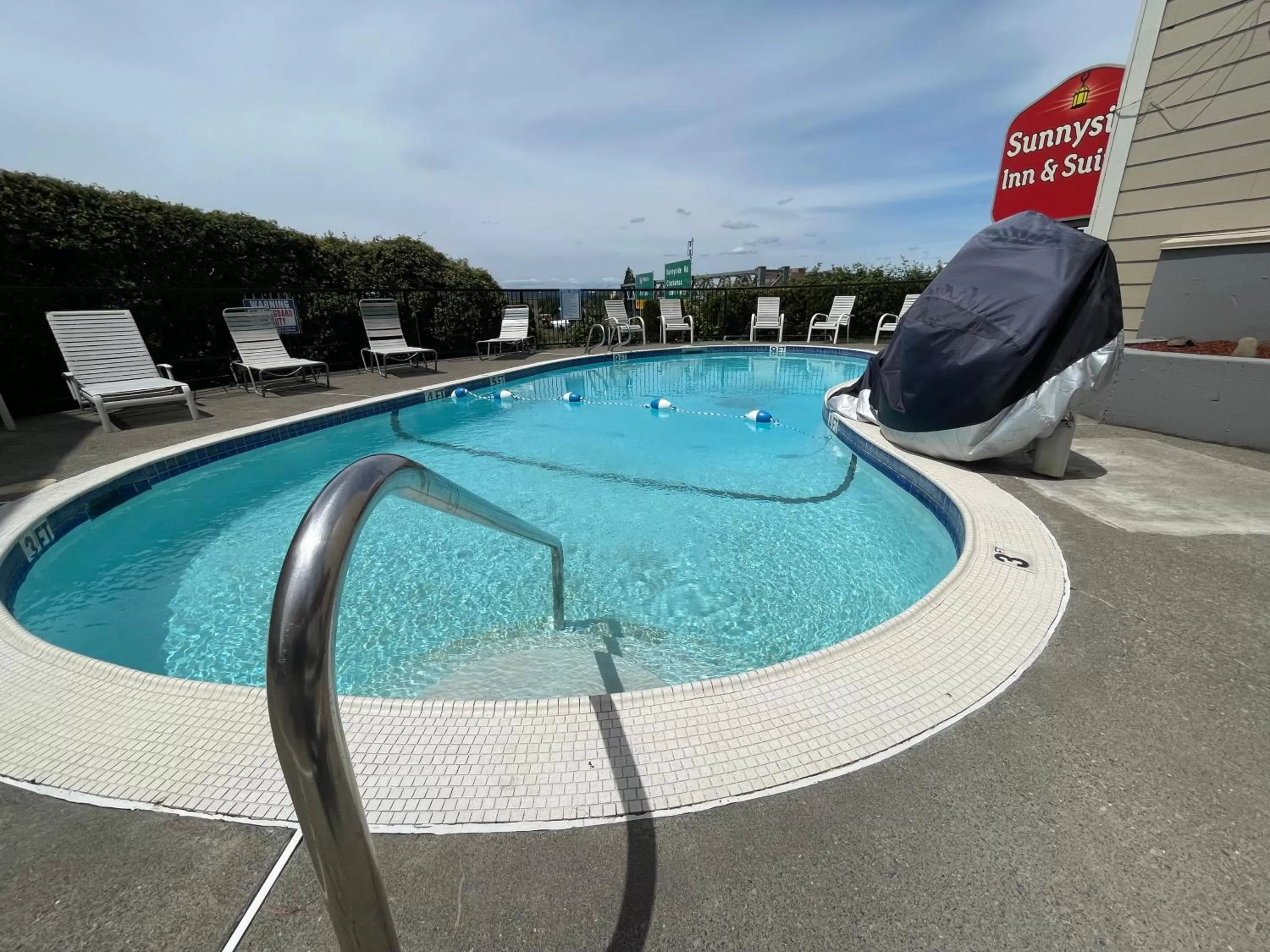Swimming pool in Sunnyside Inn and Suites