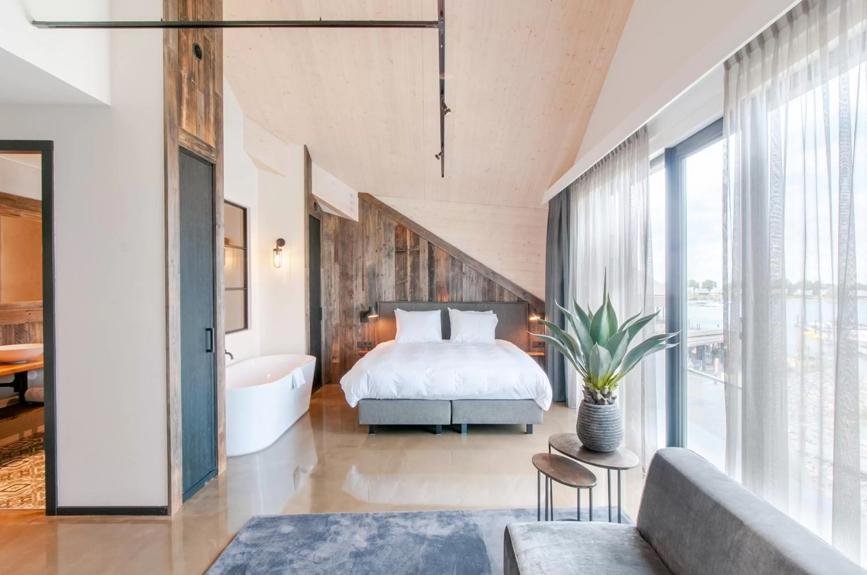 Bed in Waterrijk Oesterdam Hotel