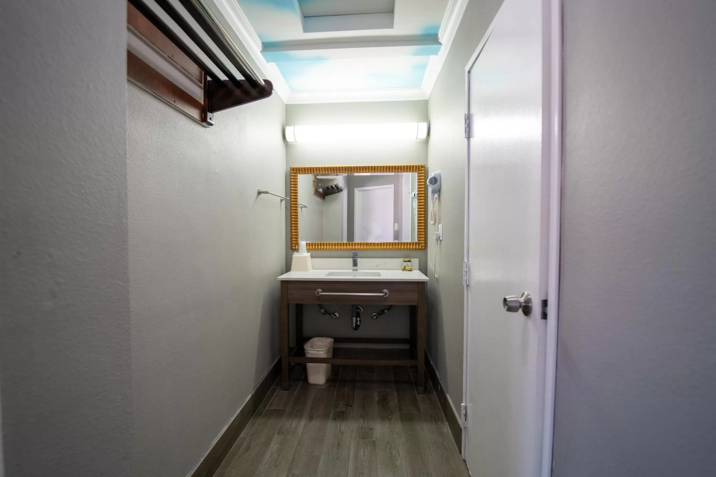 Hollywood Palms Inns & Suites