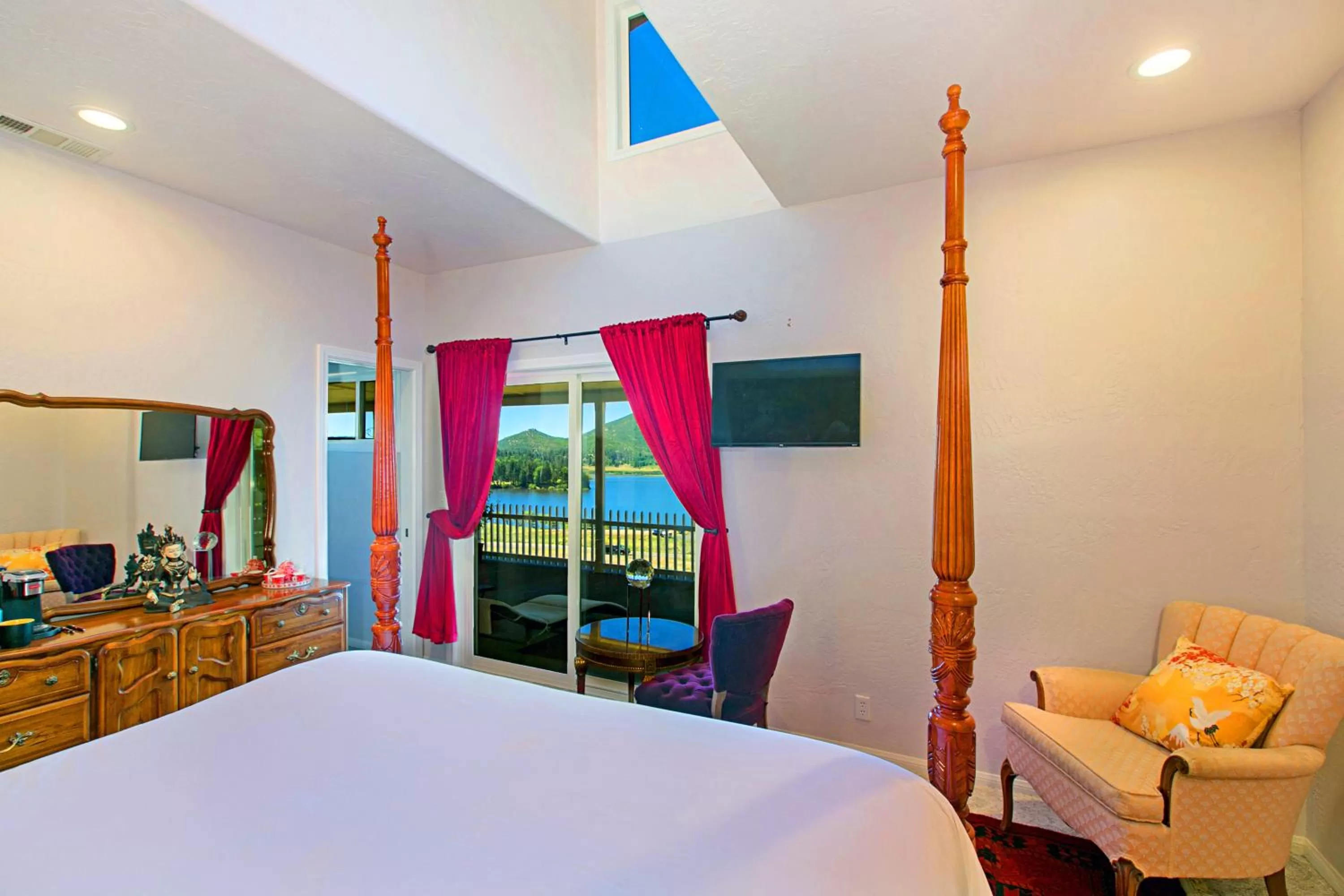 Bed in Quiet Mind Mountain Lodge, Retreat & Spa