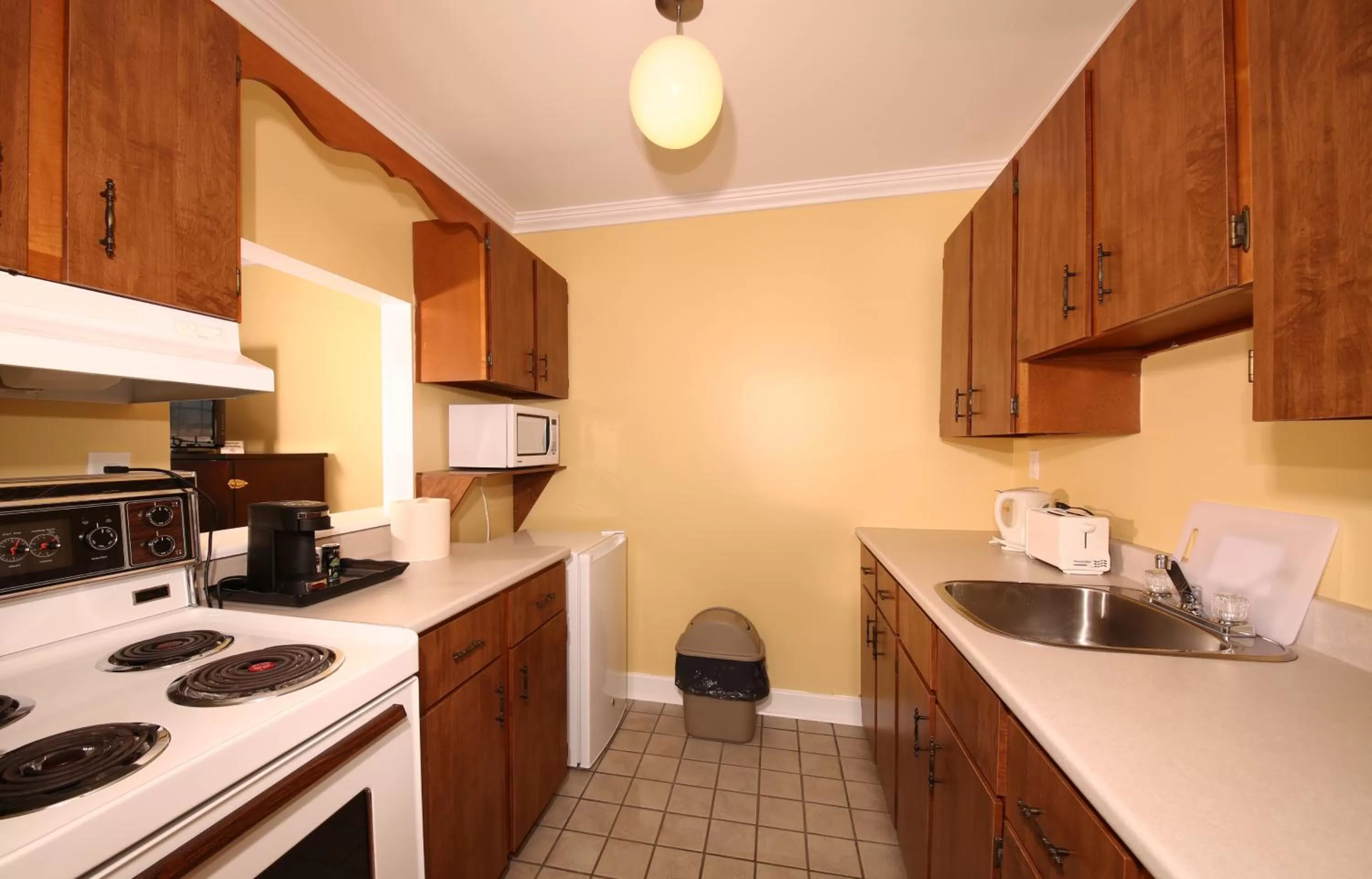 Kitchen or kitchenette in Grenfell Heritage Hotel & Suites