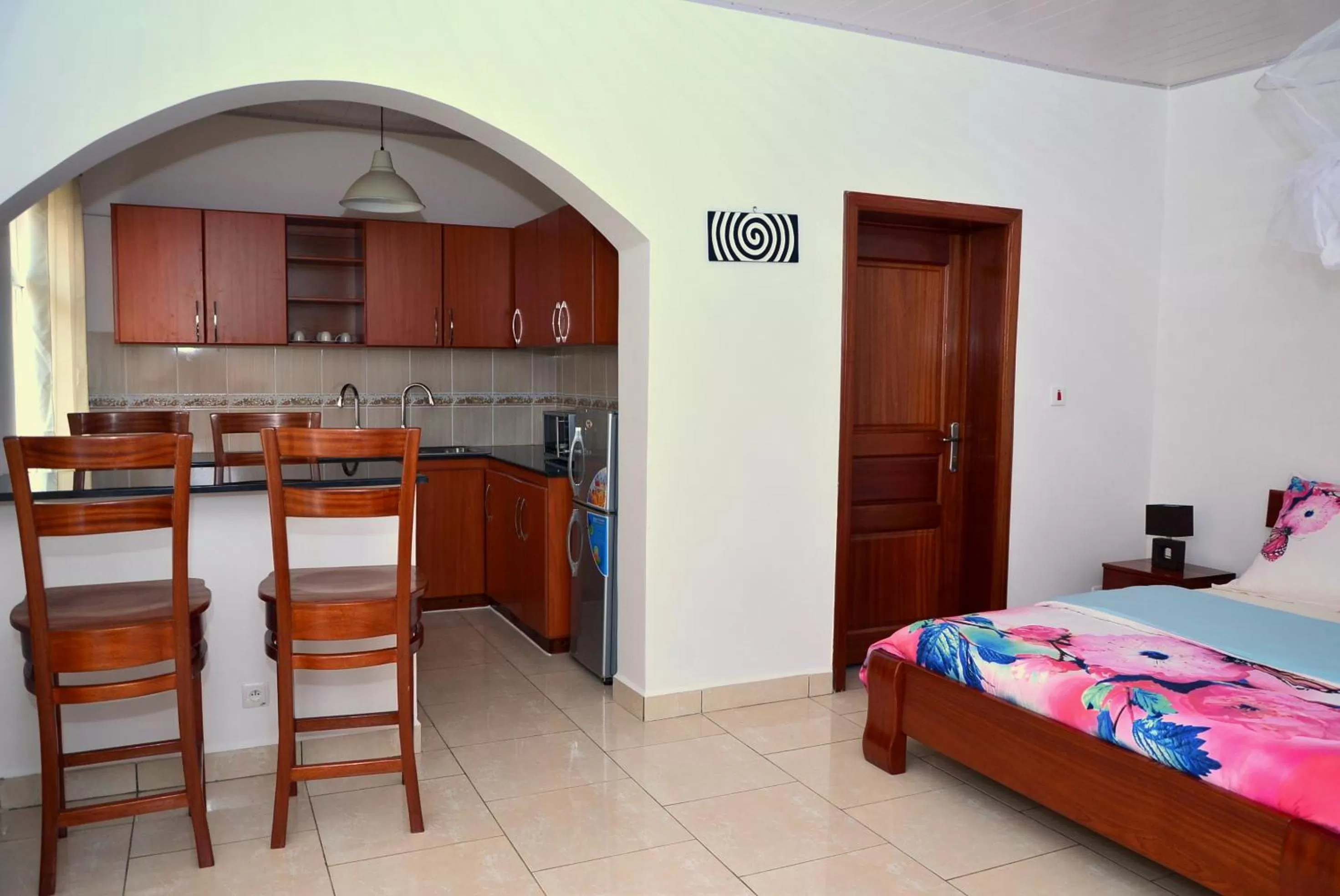 Kitchen or kitchenette, Bed in Hôtel Maisons-Sifa
