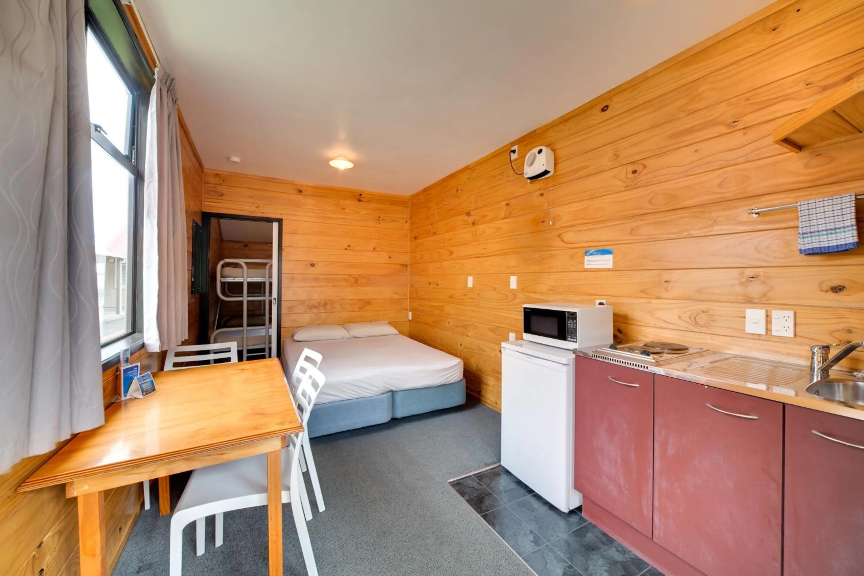 Photo of the whole room, Bed in Wellington TOP 10 Holiday Park