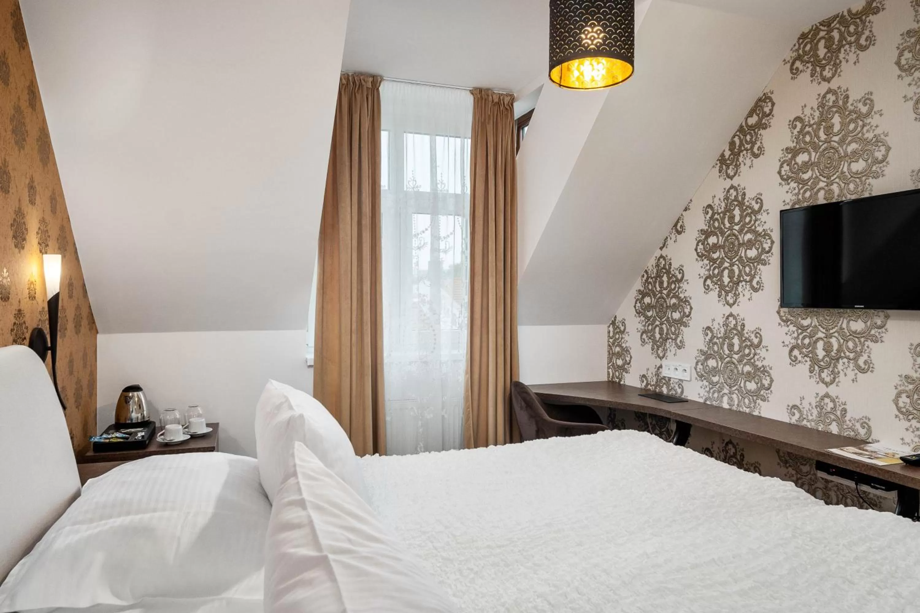 TV and multimedia, Bed in Hotel MAXPLAZA