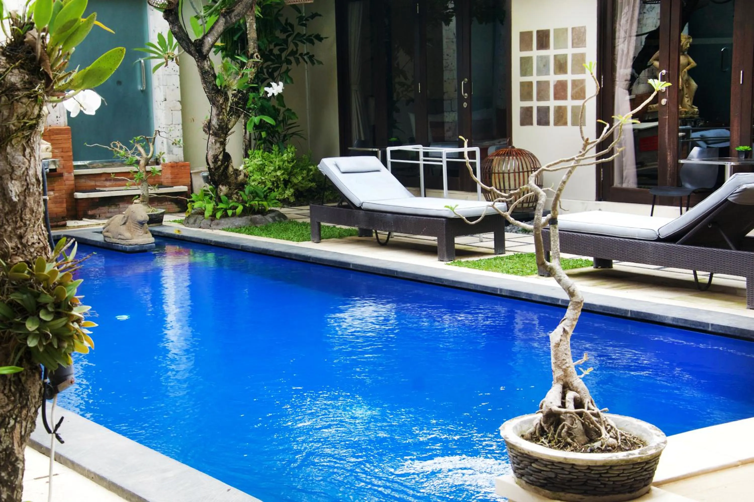 Swimming pool in Sindhu Mertha Suite