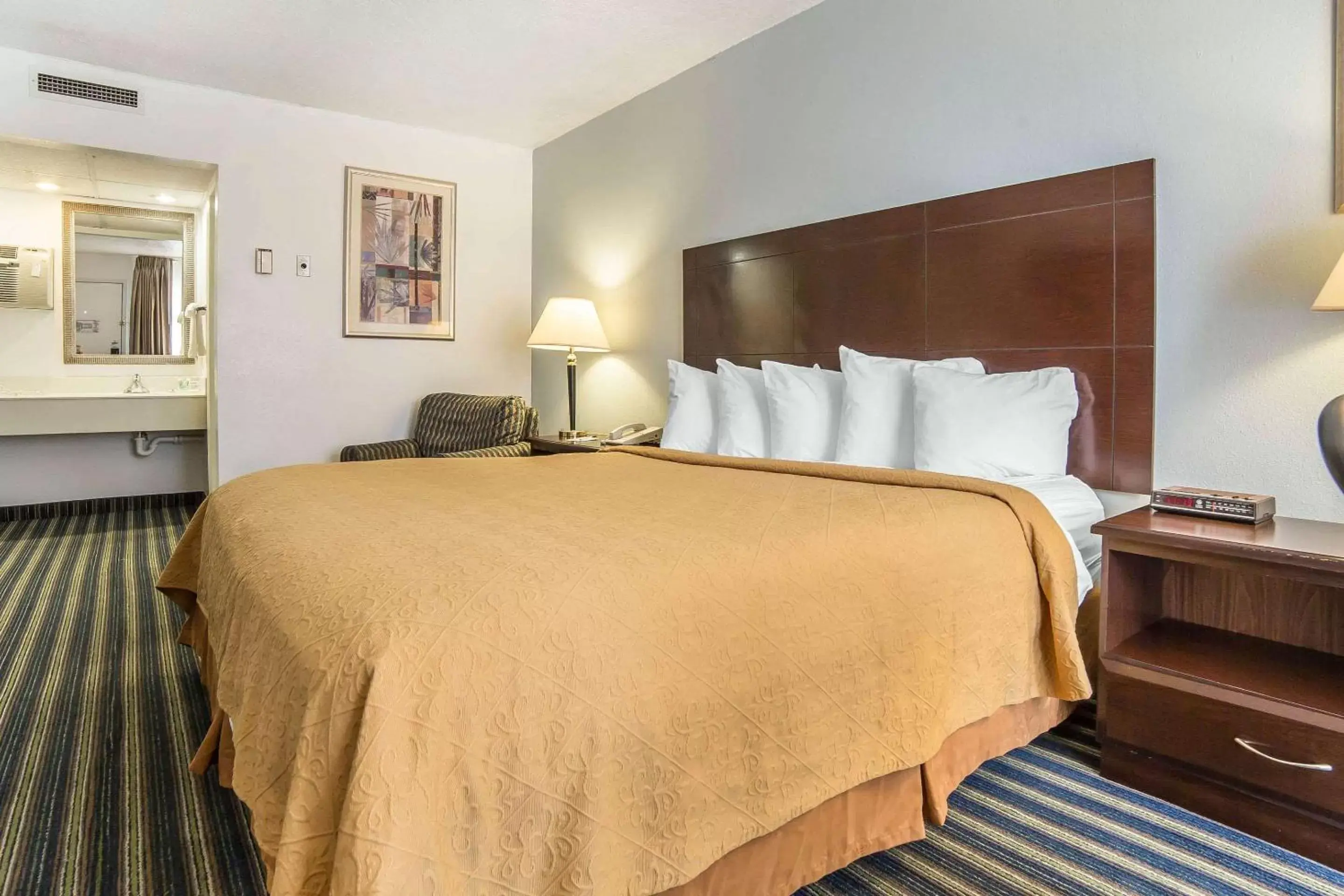 Standard King Room - Smoking in Quality Inn Rock Springs Standard King Room - Smoking in Quality Inn Rock Springs