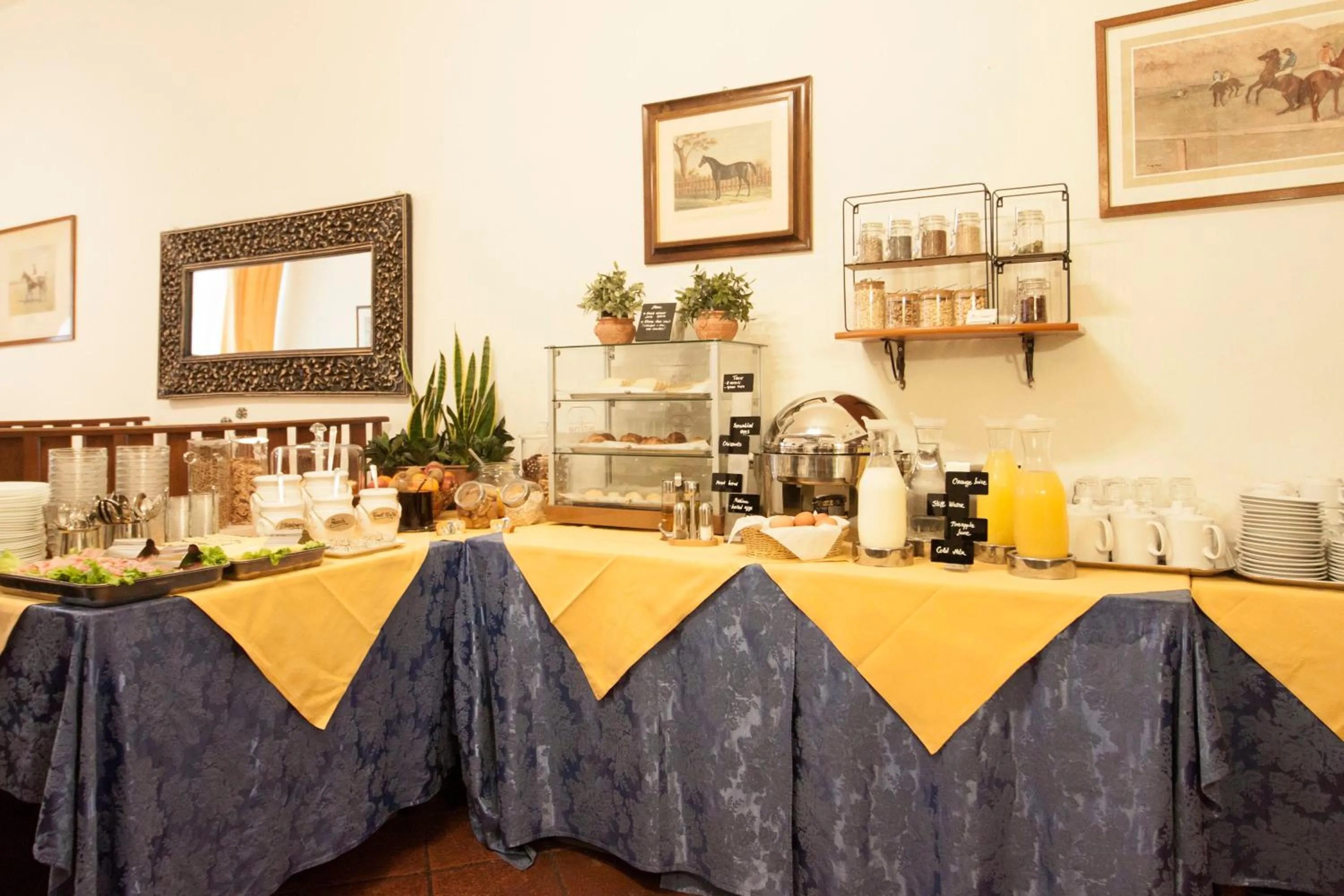 Restaurant/places to eat in Hotel Rex