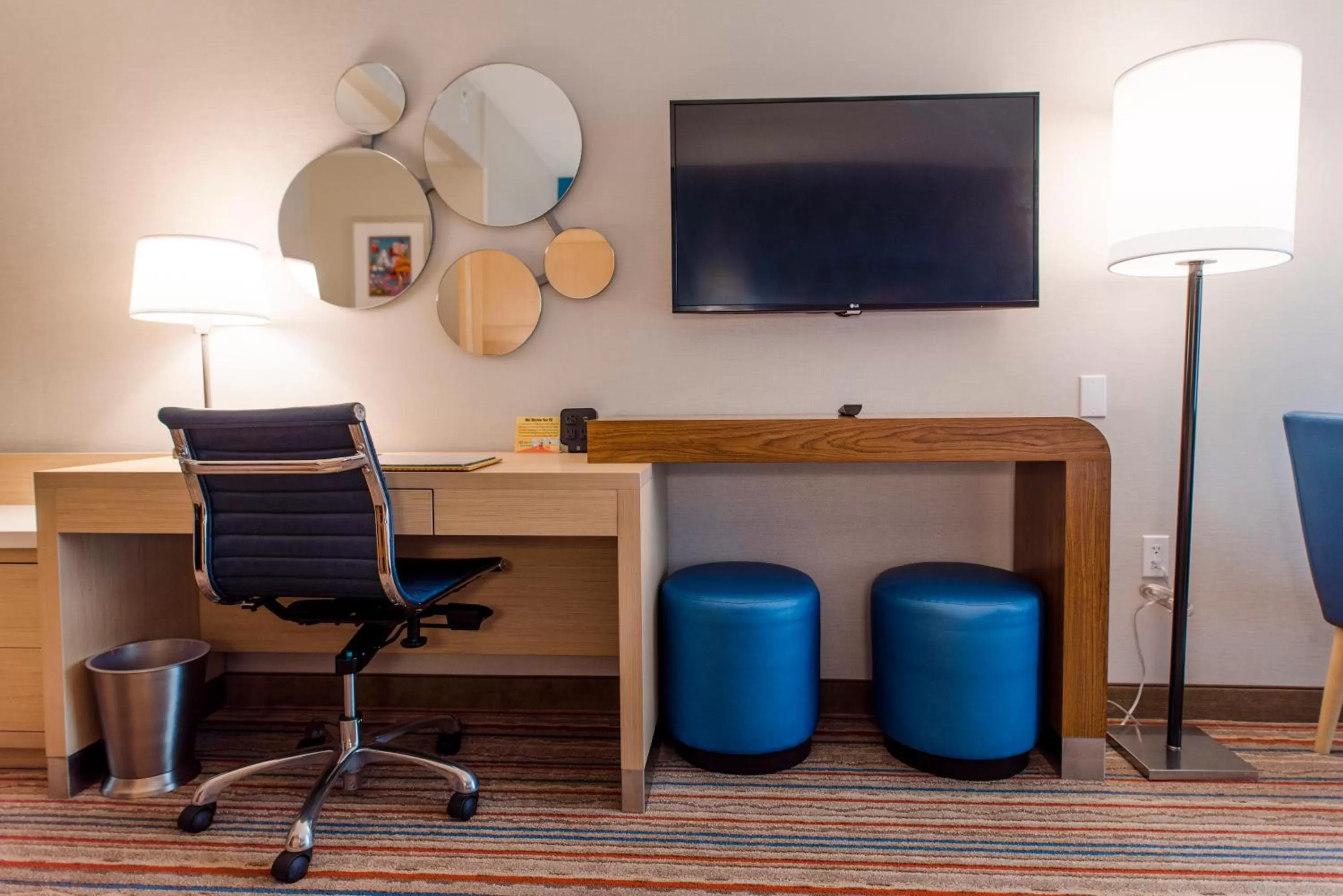 TV and multimedia in Howard Johnson by Wyndham Anaheim Hotel and Water Playground