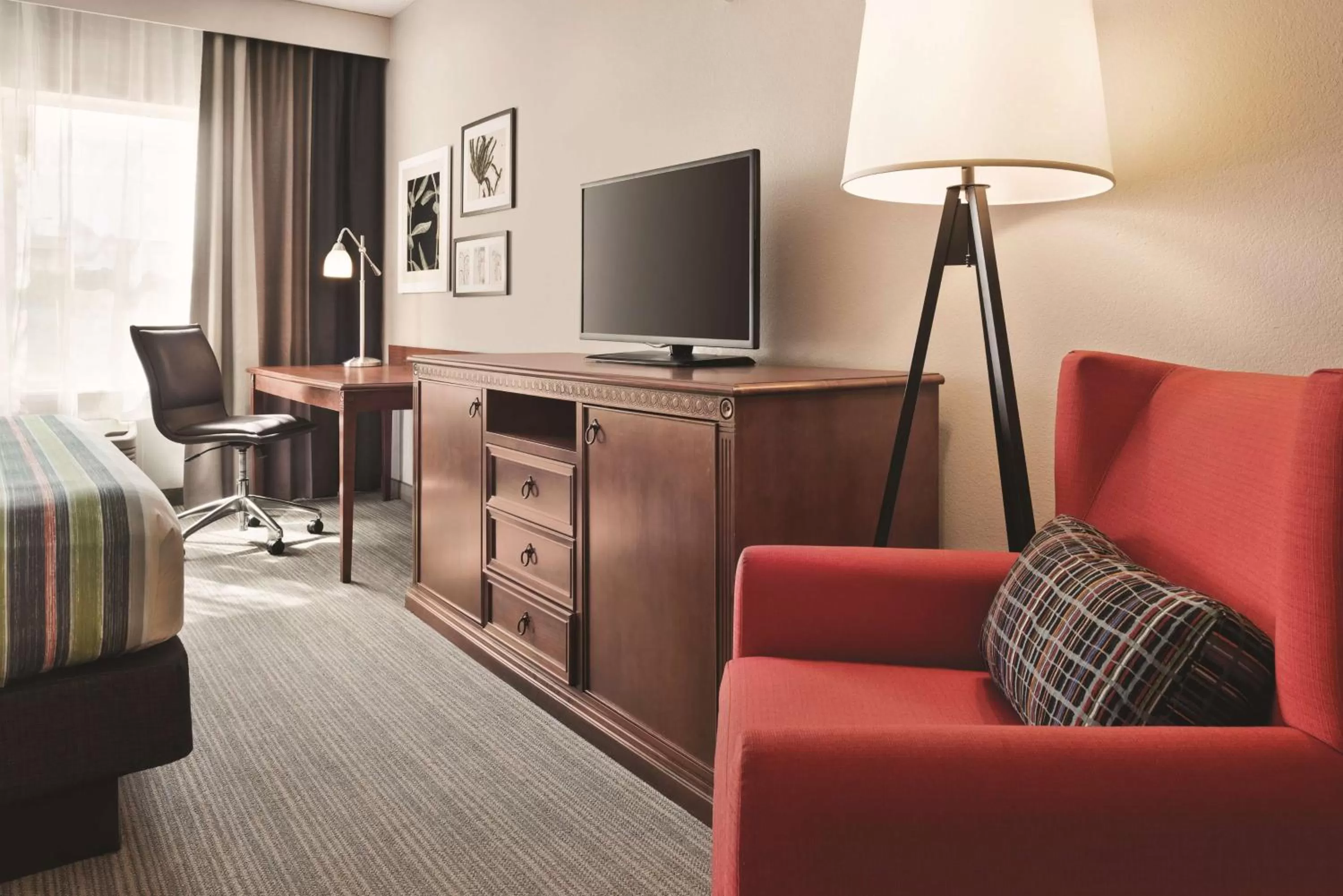TV and multimedia in Country Inn & Suites by Radisson, Marinette, WI