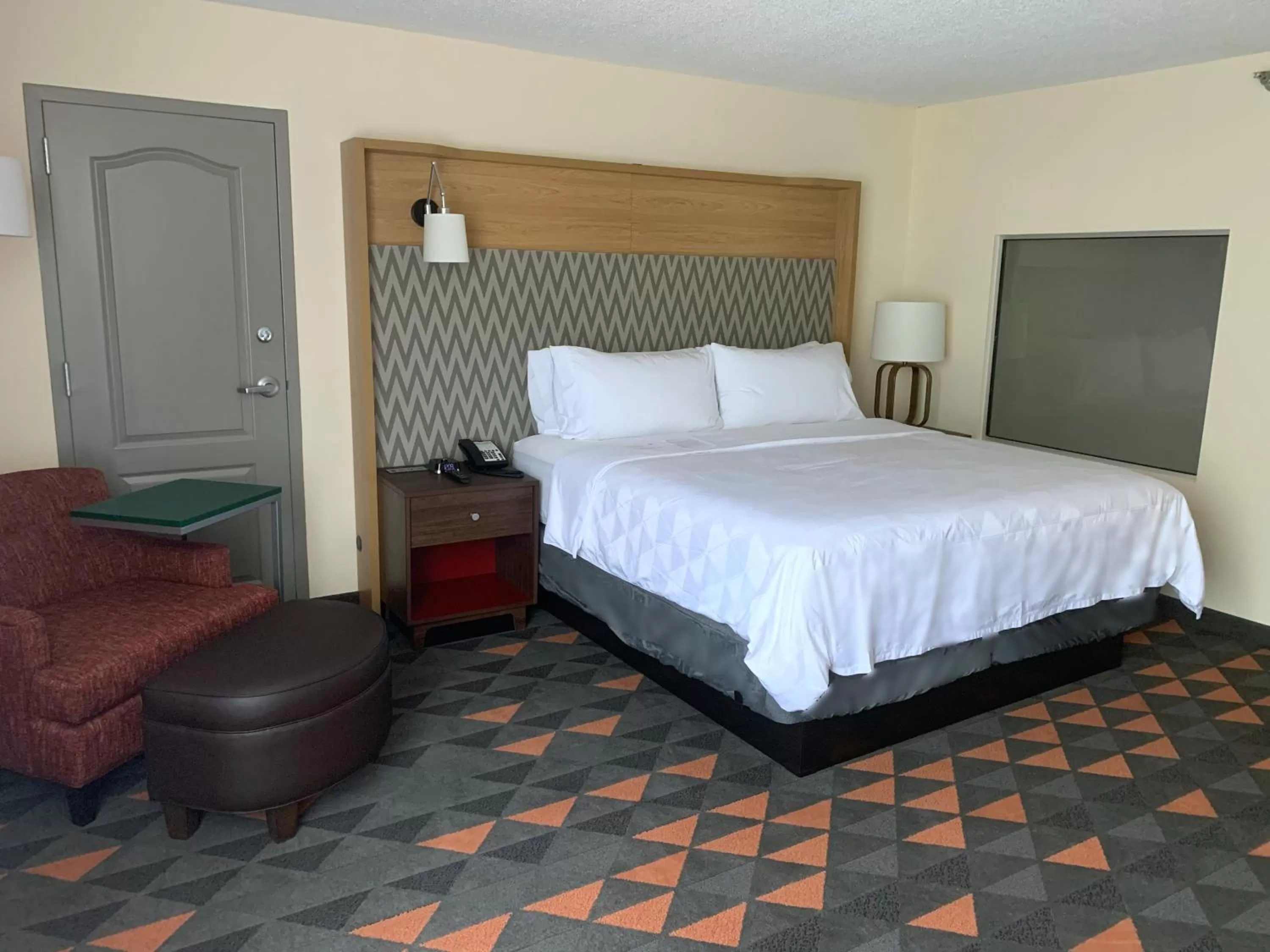 Photo of the whole room, Bed in Holiday Inn Asheville - Biltmore West by IHG