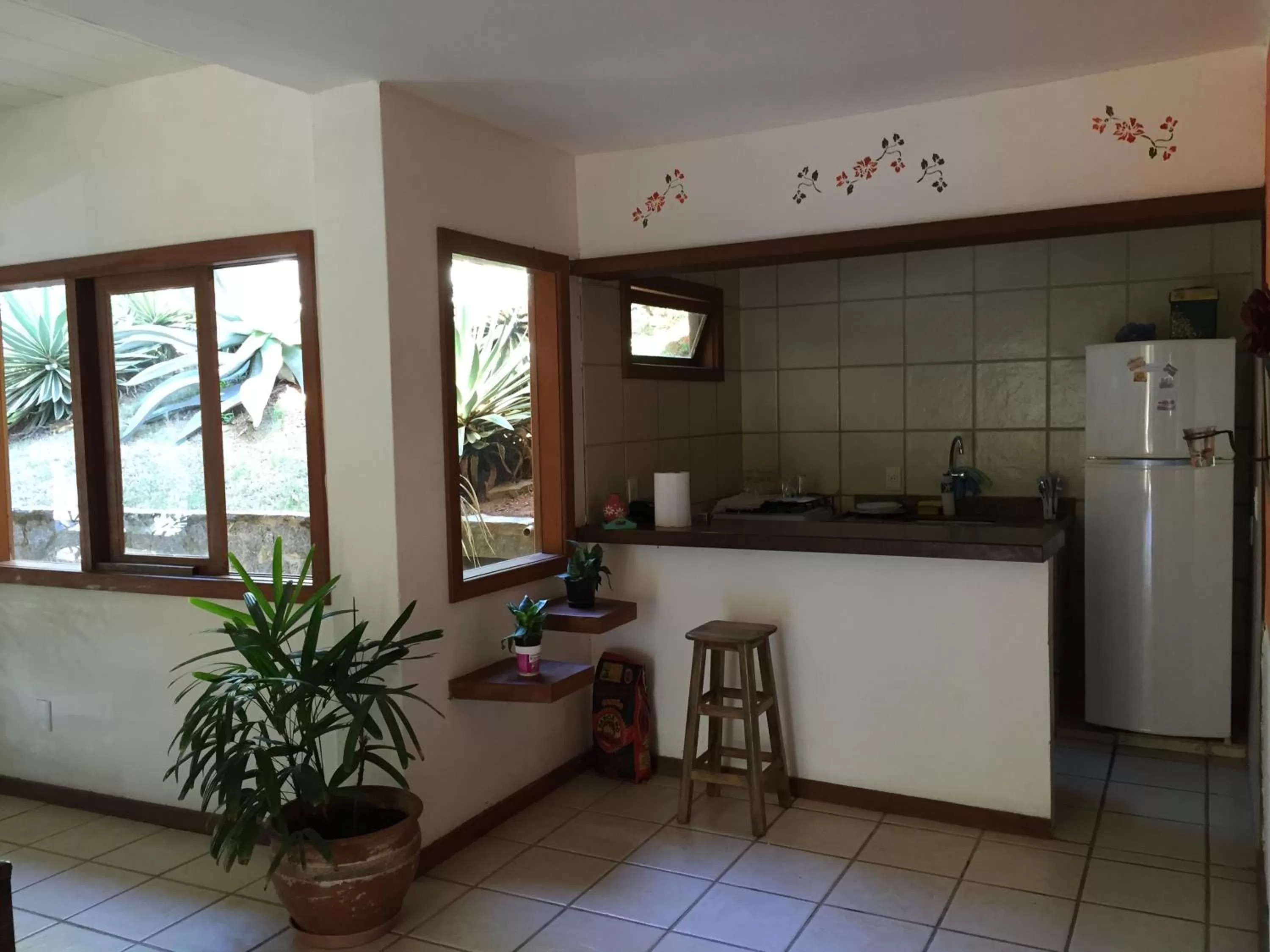 Facade/entrance, Kitchen/Kitchenette in Praia da Ferradurinha Guest House