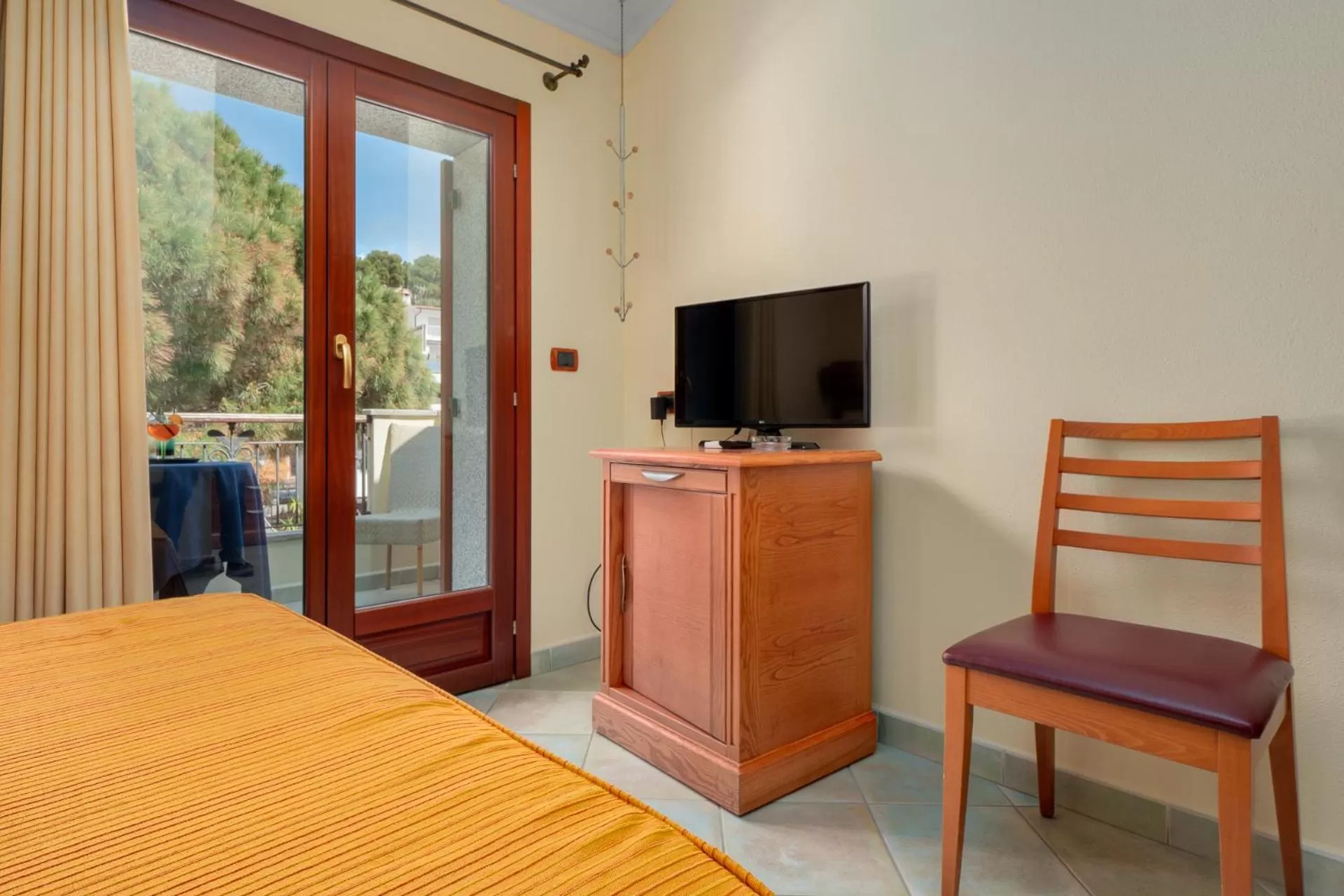 View (from property/room), Bed in Il Nuovo Gabbiano