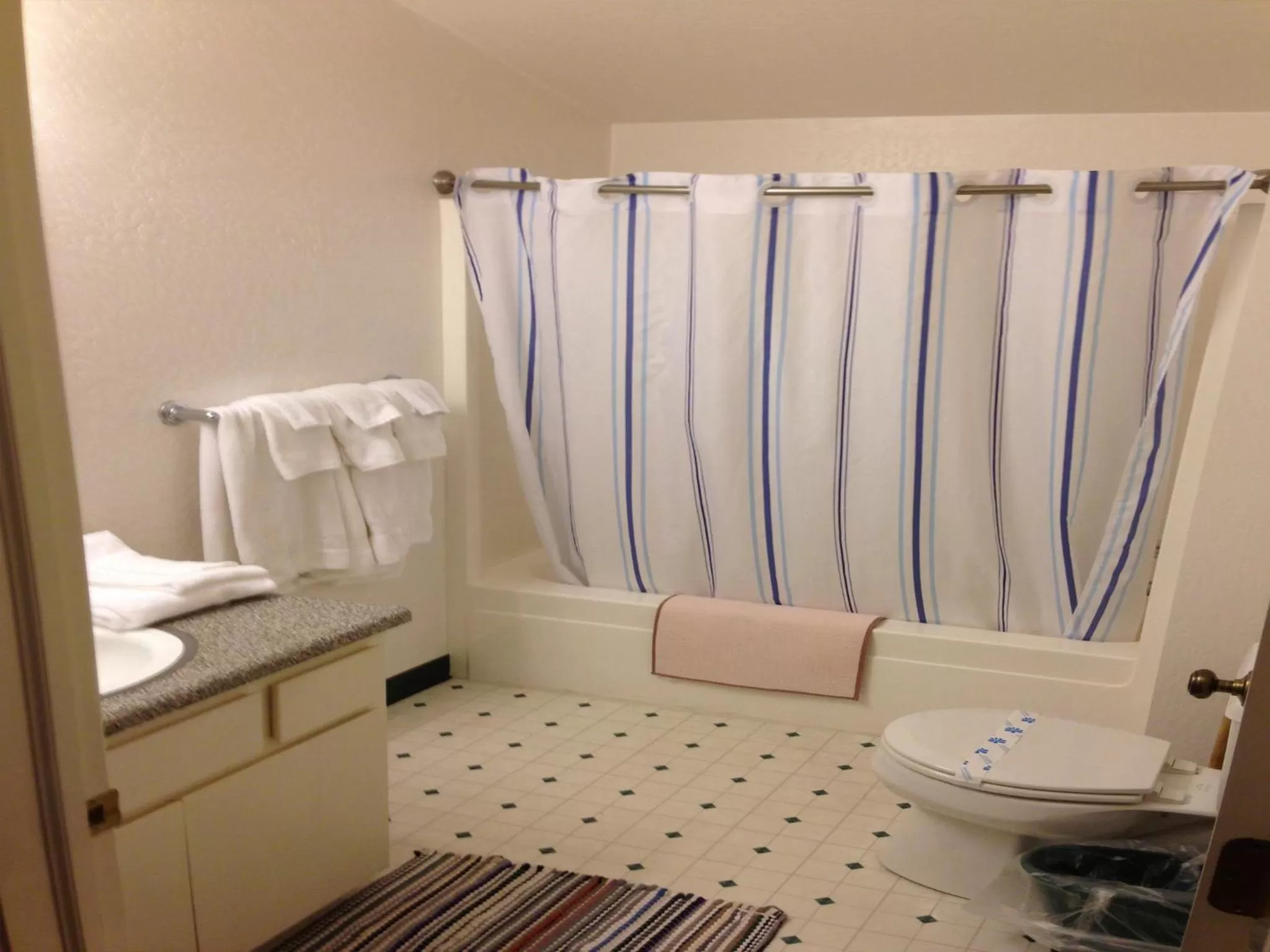 Bathroom, Bed in Strawberry Inn