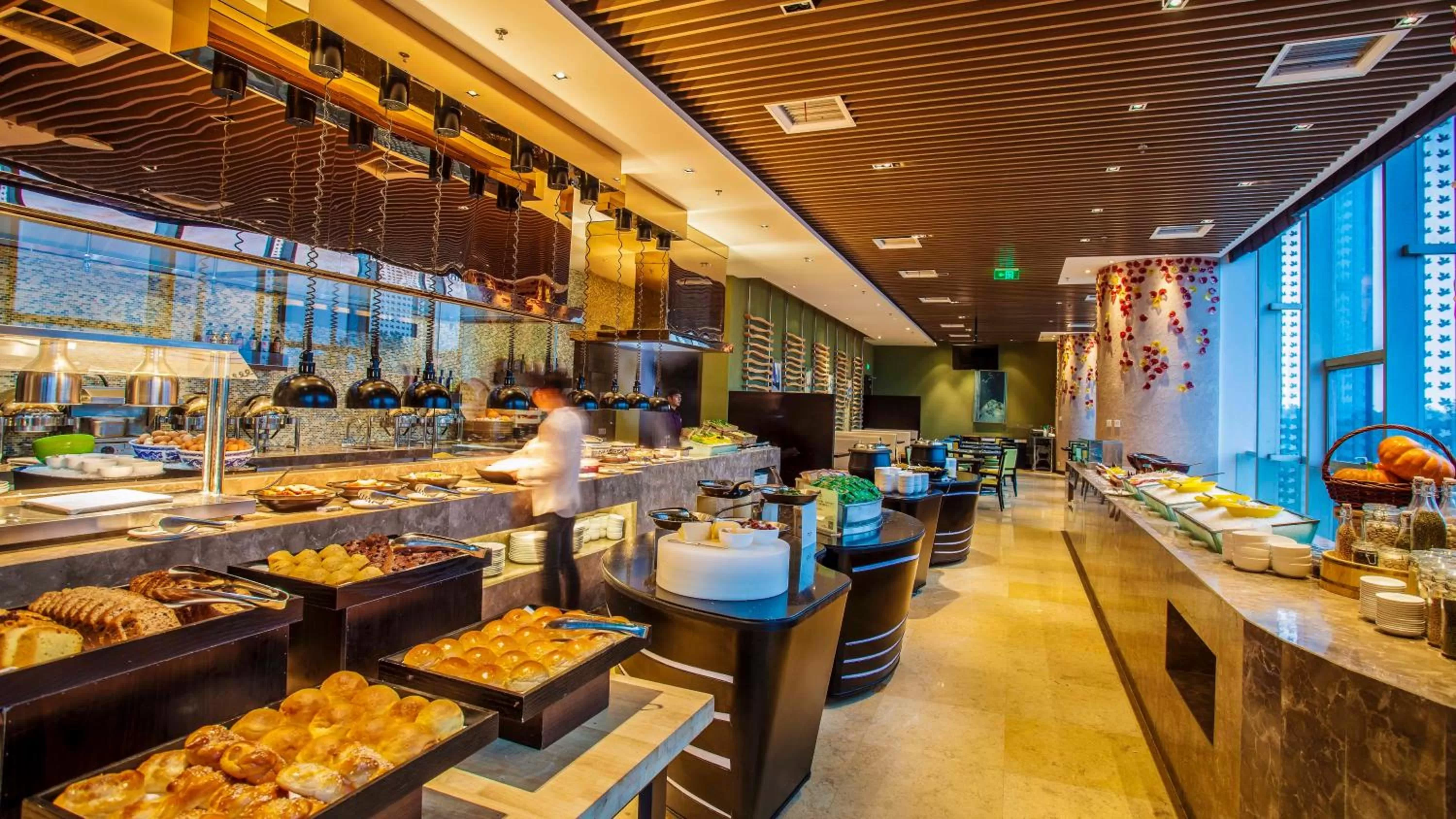 Restaurant/places to eat in Holiday Inn Nanchang Riverside by IHG