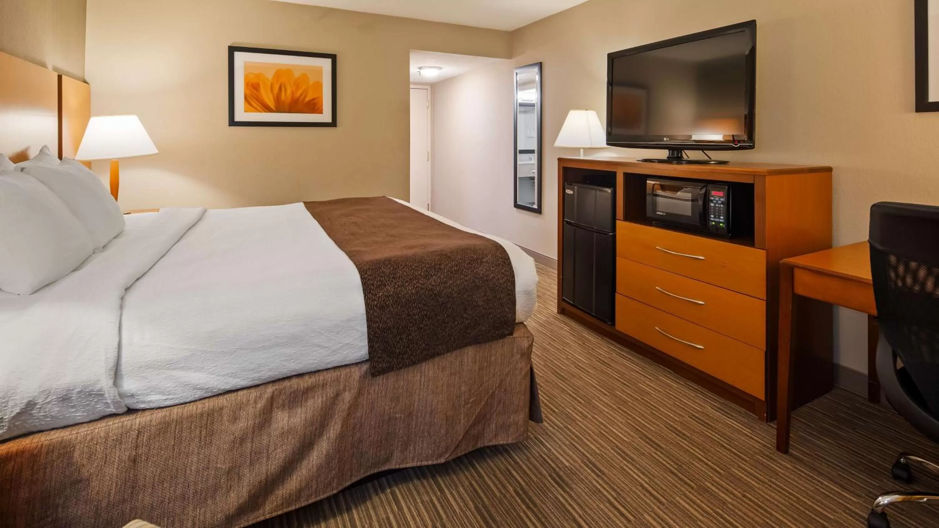 Photo of the whole room, Bed in Best Western La Plata Inn