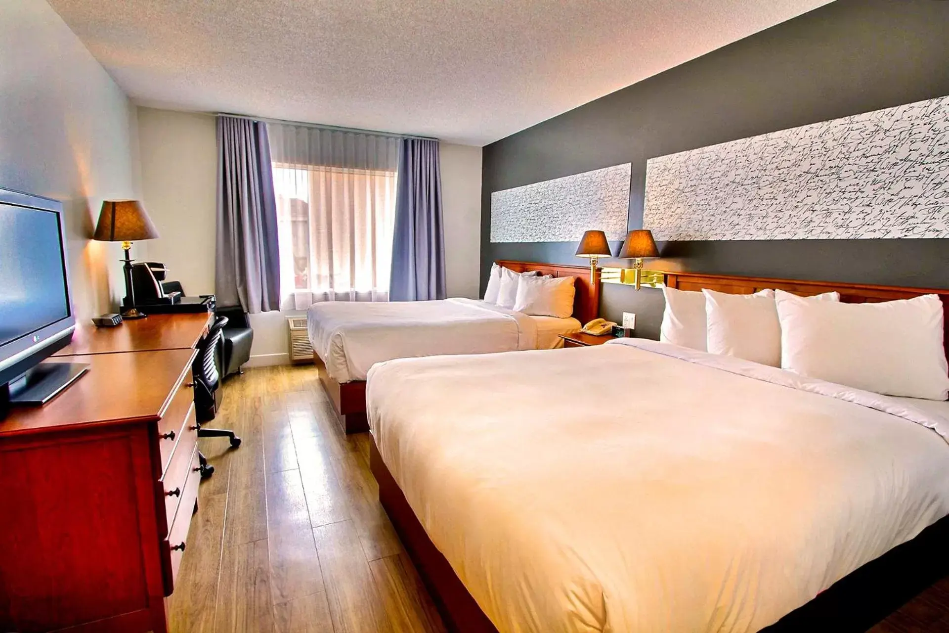 Double Room with Two Double Beds in Hôtel l'Empress Double Room with Two Double Beds in Hôtel l'Empress