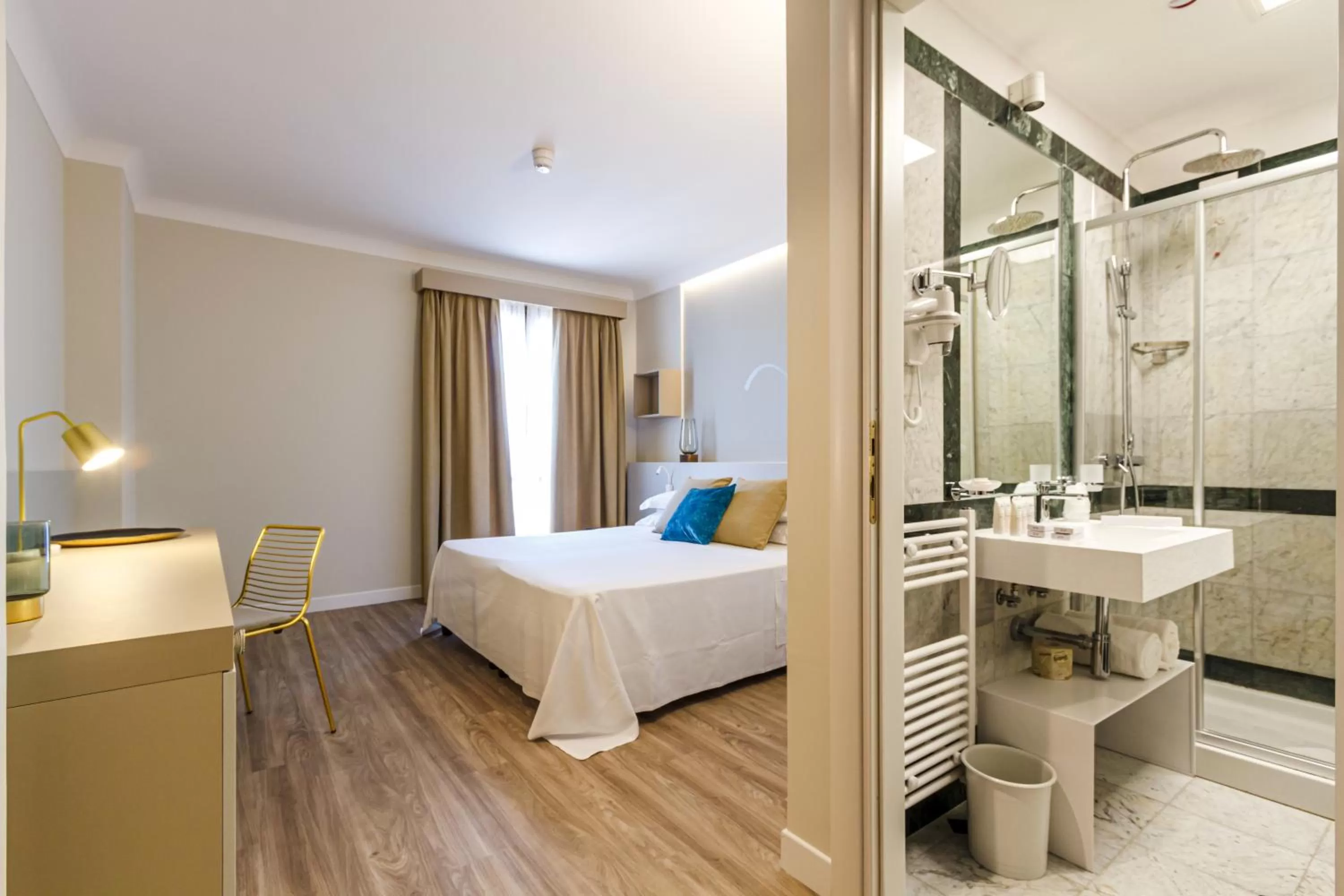Shower, Bed in Seawater Hotel Bio & Beauty Spa