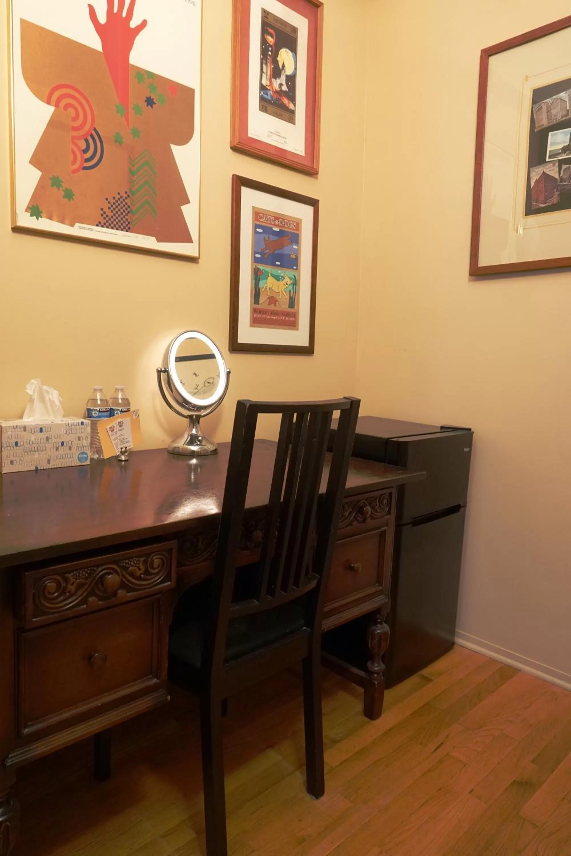 Seating area in Ray's Bucktown Bed and Breakfast