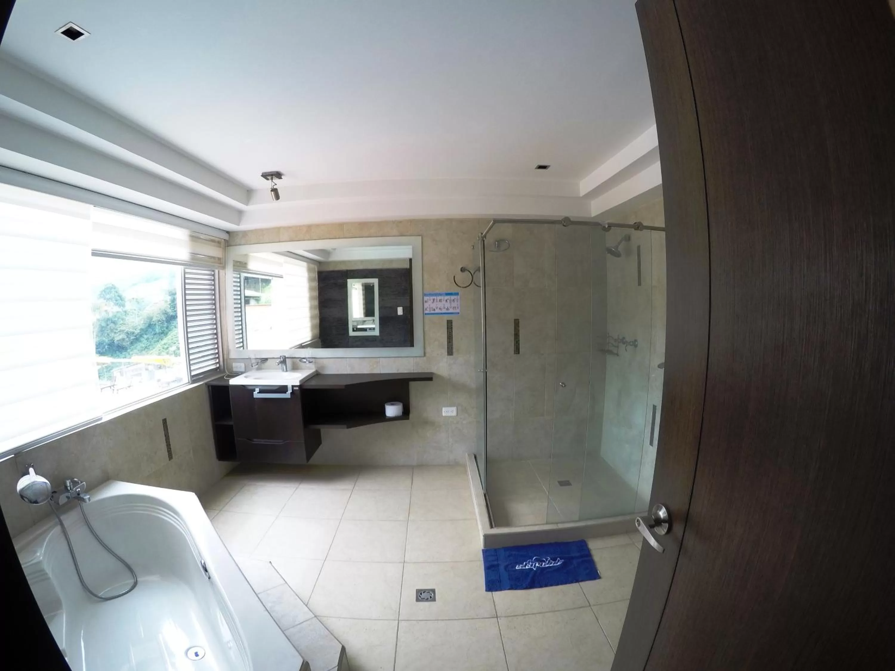 Shower, Kitchen/Kitchenette in Sky Club Eco Hotel