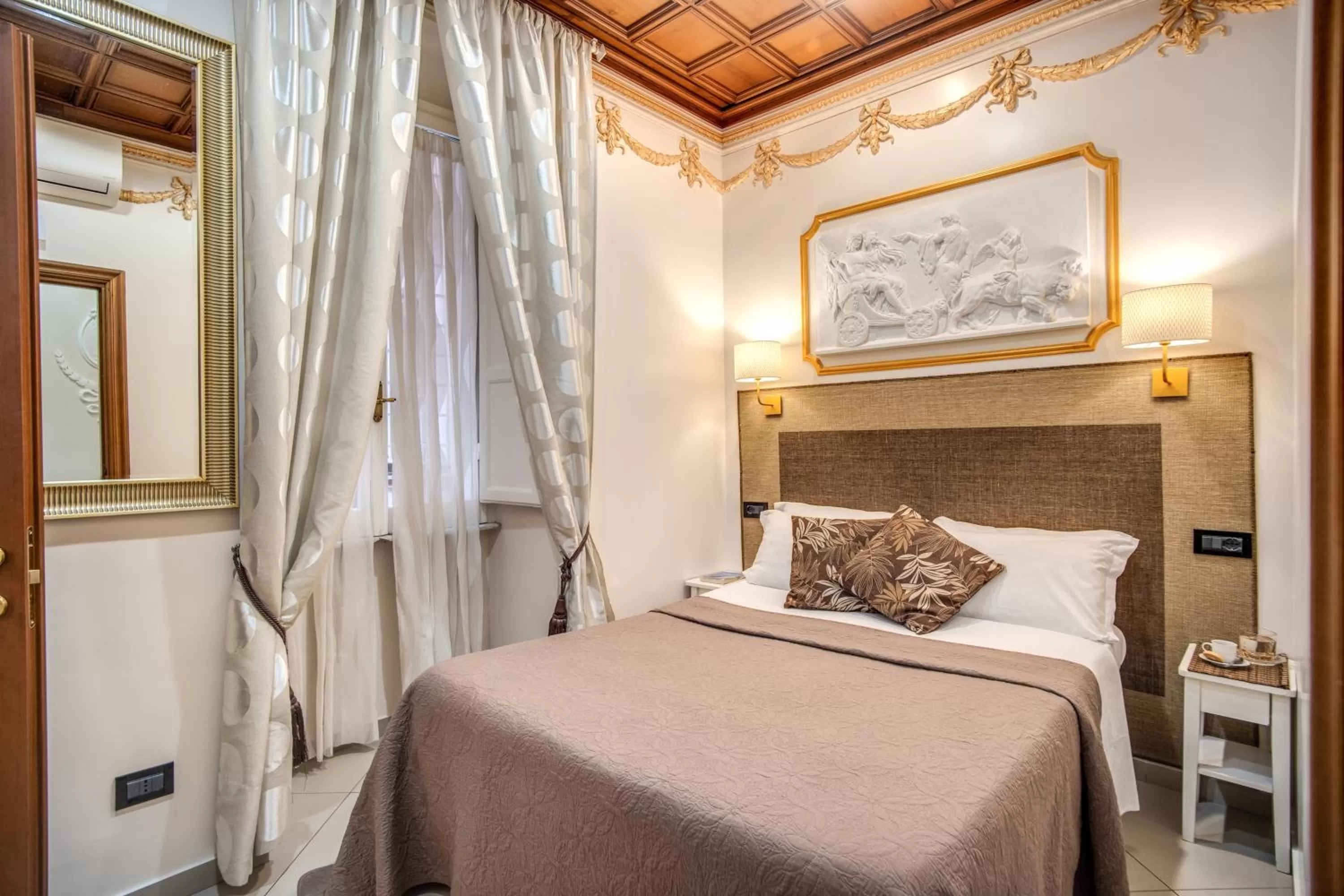 Bedroom, Bed in Matisse Royal