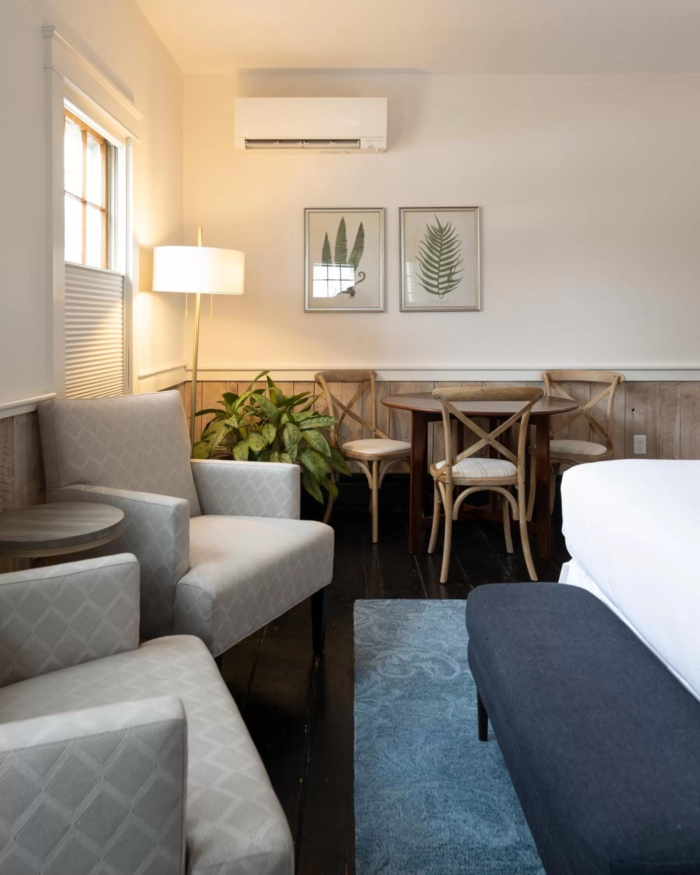 Seating area, Bed in The Water Street Inn