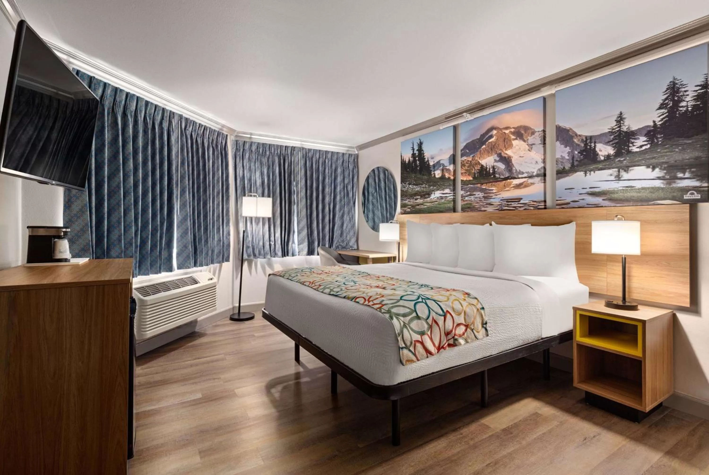 Photo of the whole room, Bed in Days Inn by Wyndham Lakewood South Tacoma