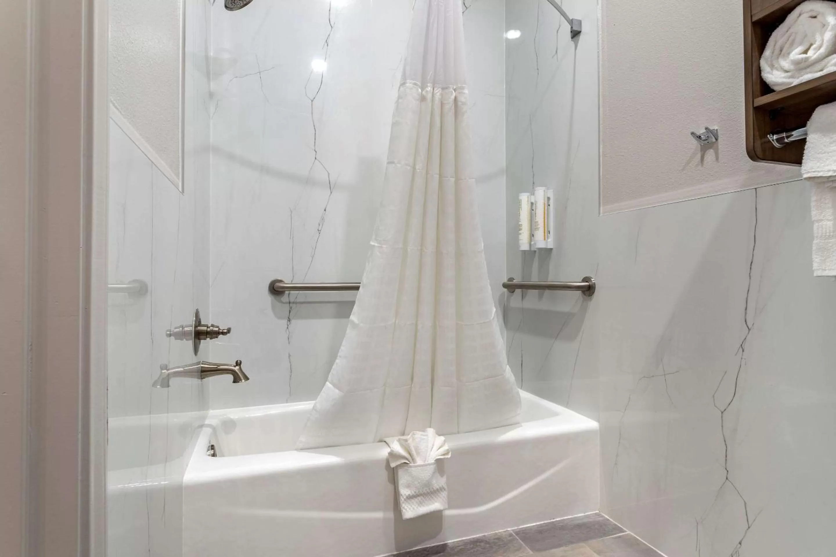 Bathroom in Clarion Pointe Port Arthur-Beaumont South