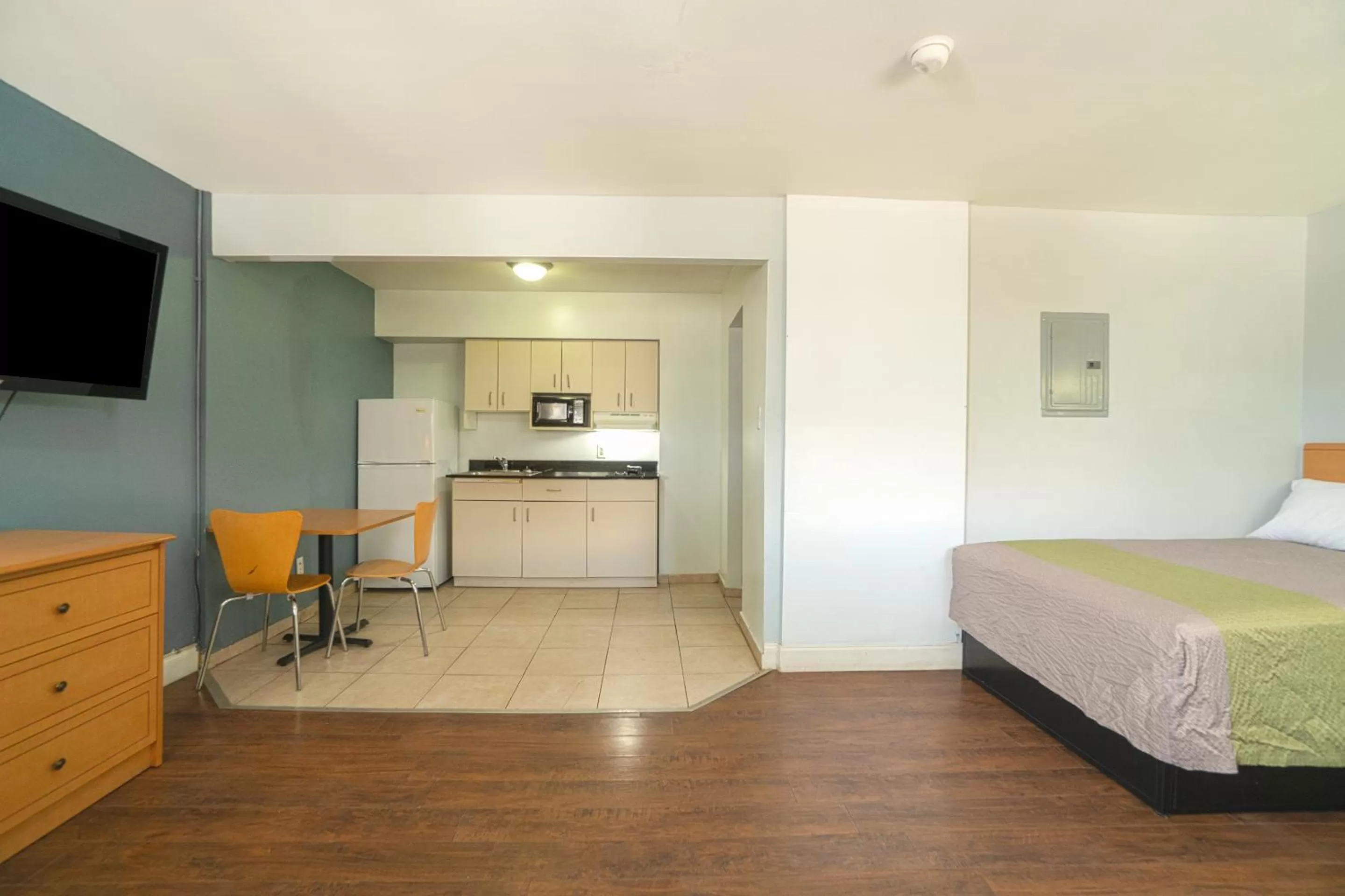 2 Full Bed with kitchenette Non-Smoking in OYO Hotel Midland