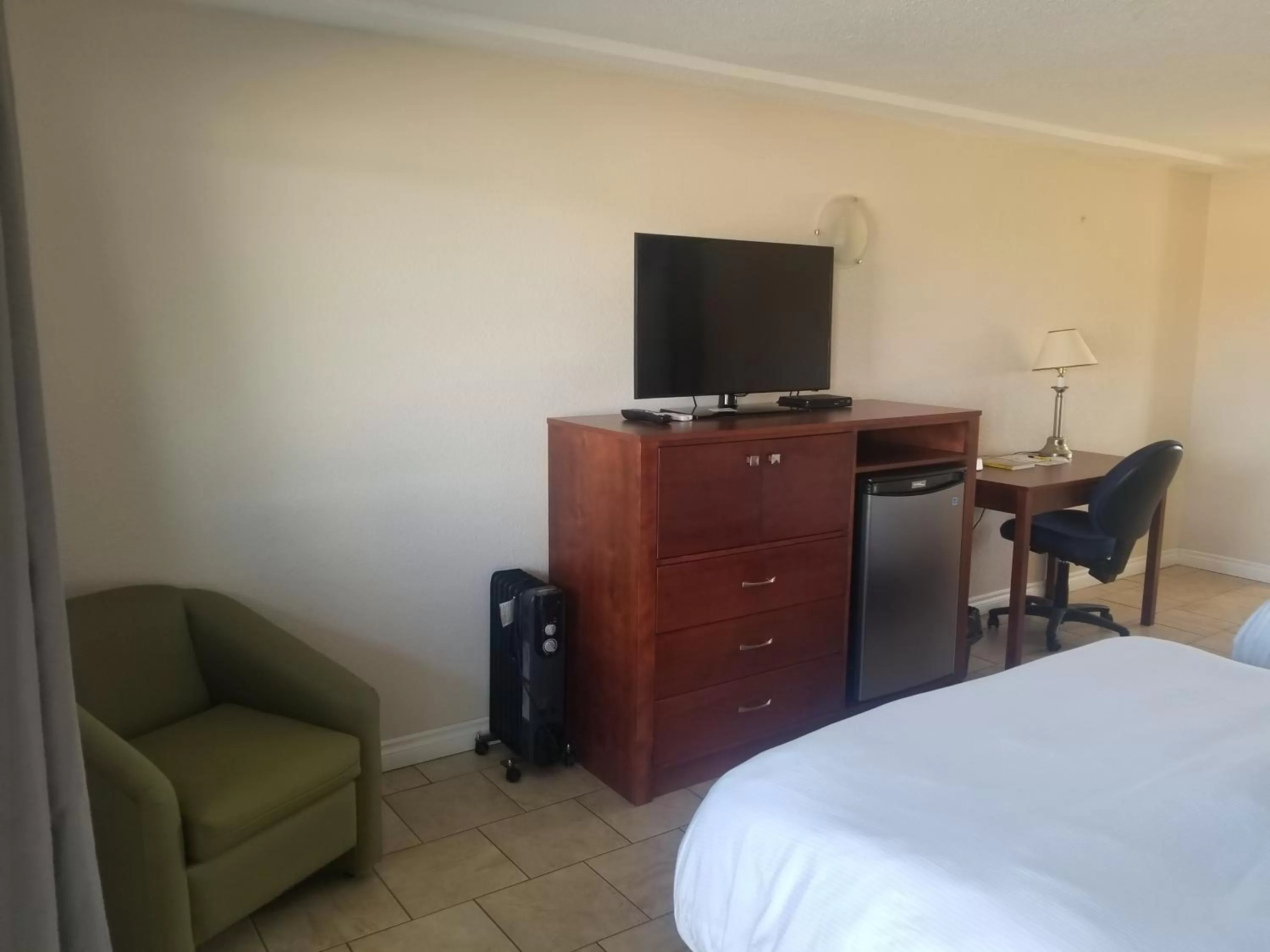 TV and multimedia, Bed in Super 8 by Wyndham Smoky Lake