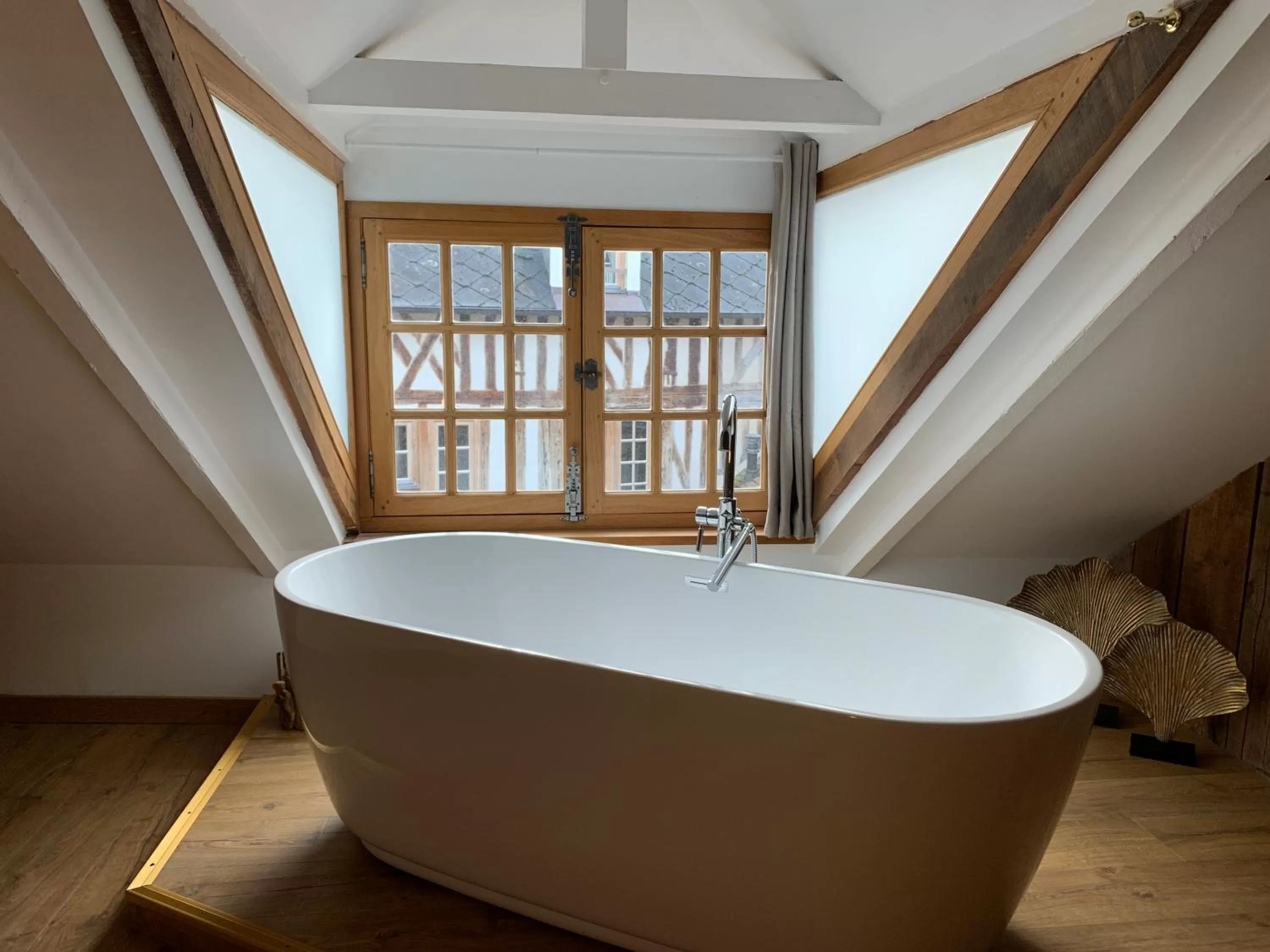 Bath in L'Ecole des Demoiselles